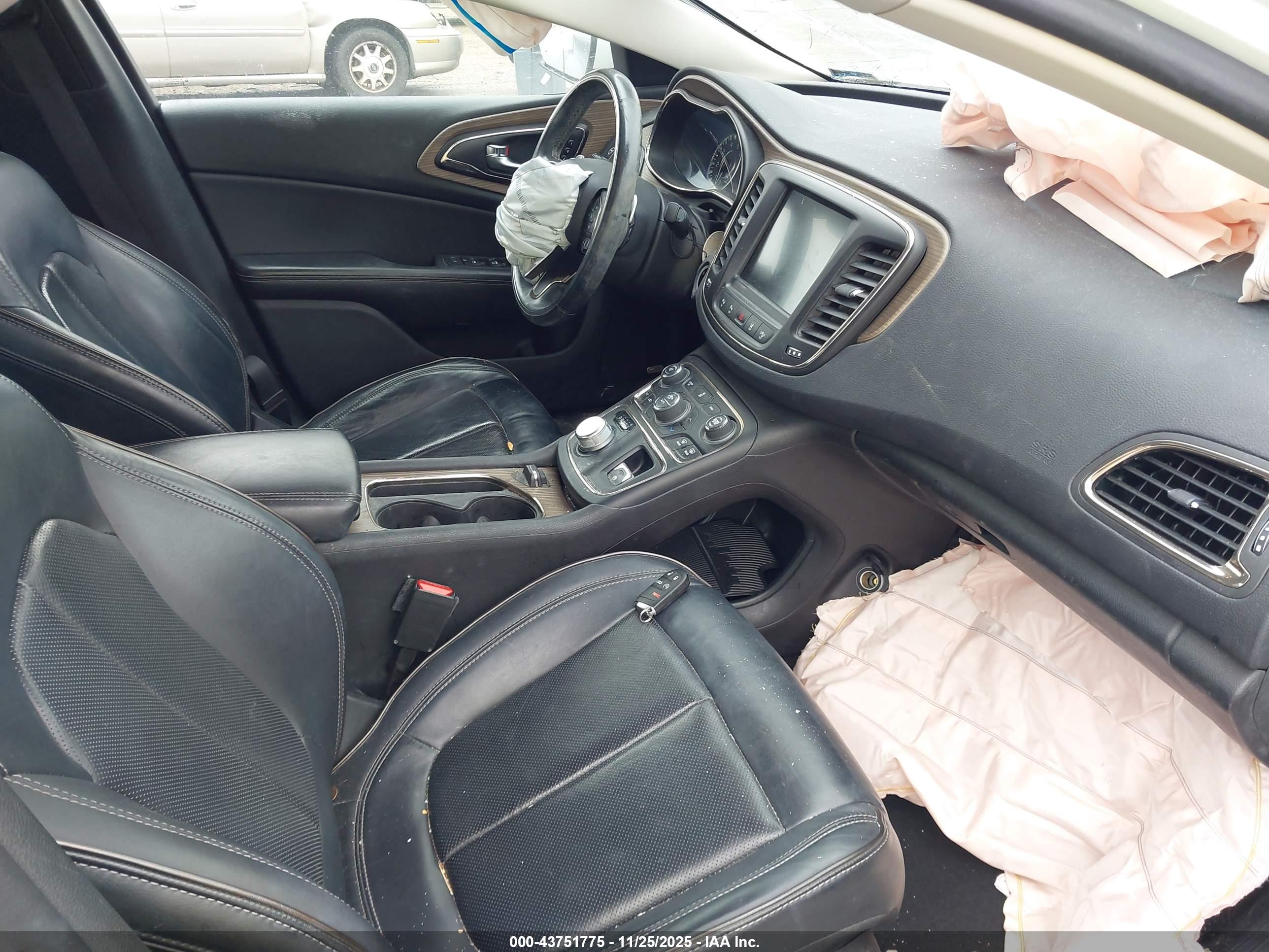 CHRYSLER 200 image 5