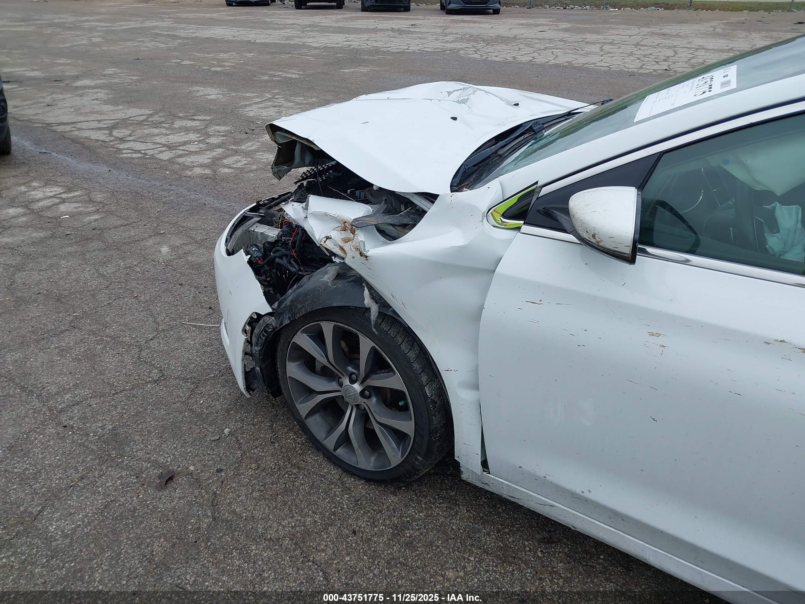 CHRYSLER 200 image 6