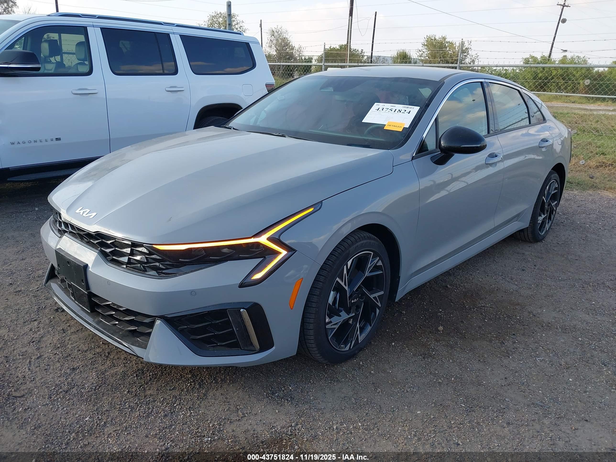 KIA K5 image 2