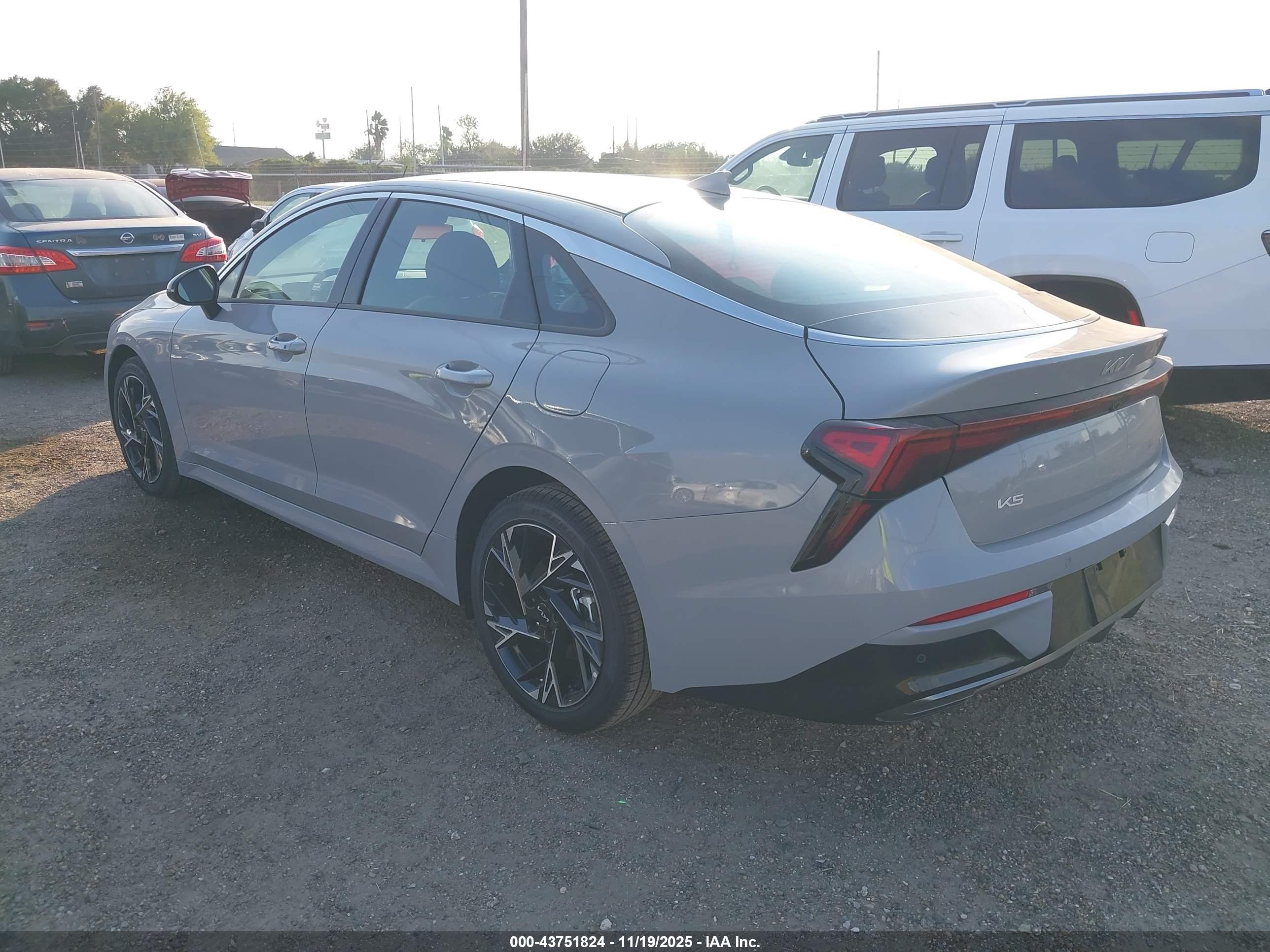 KIA K5 image 3