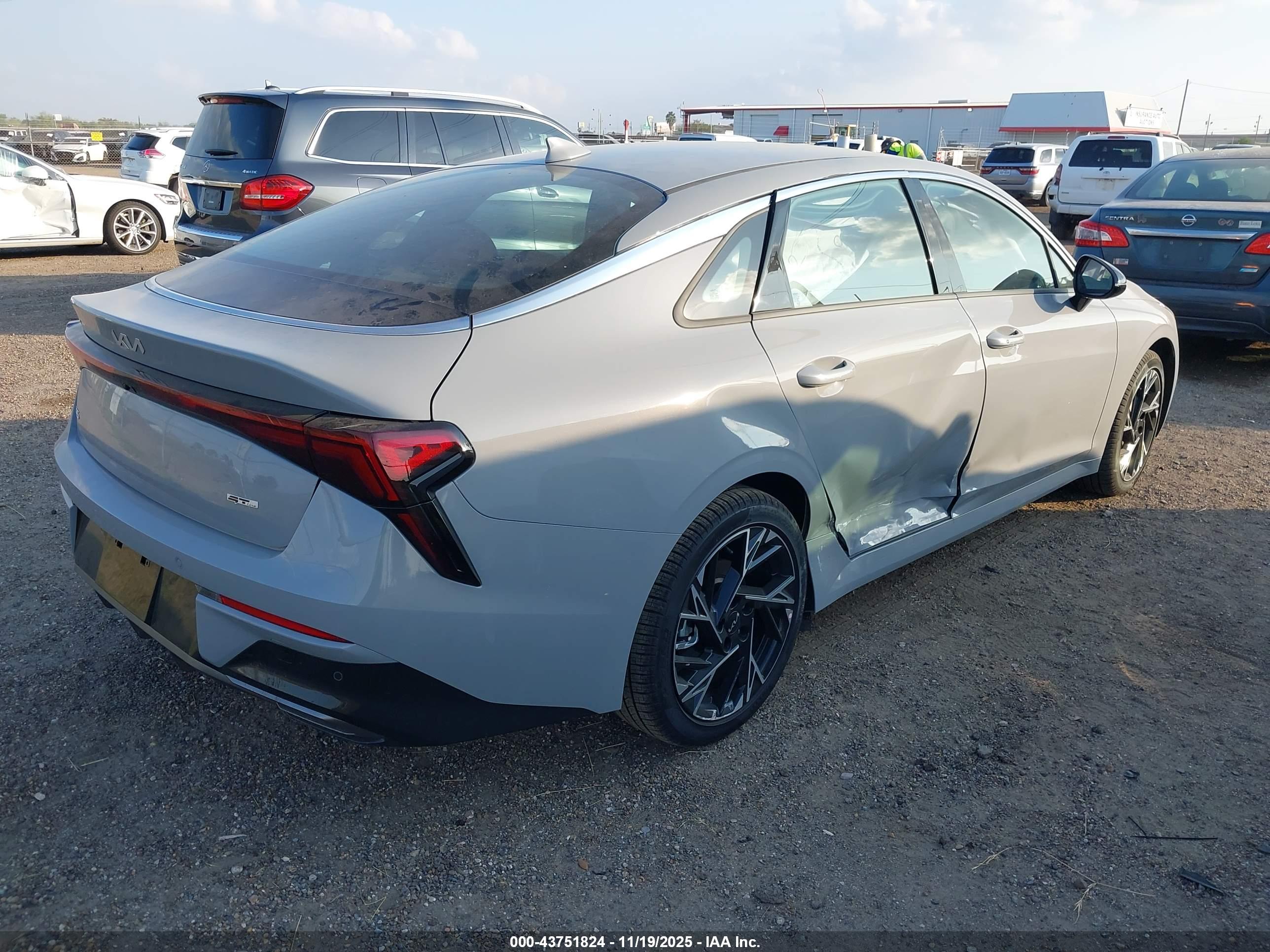 KIA K5 image 4