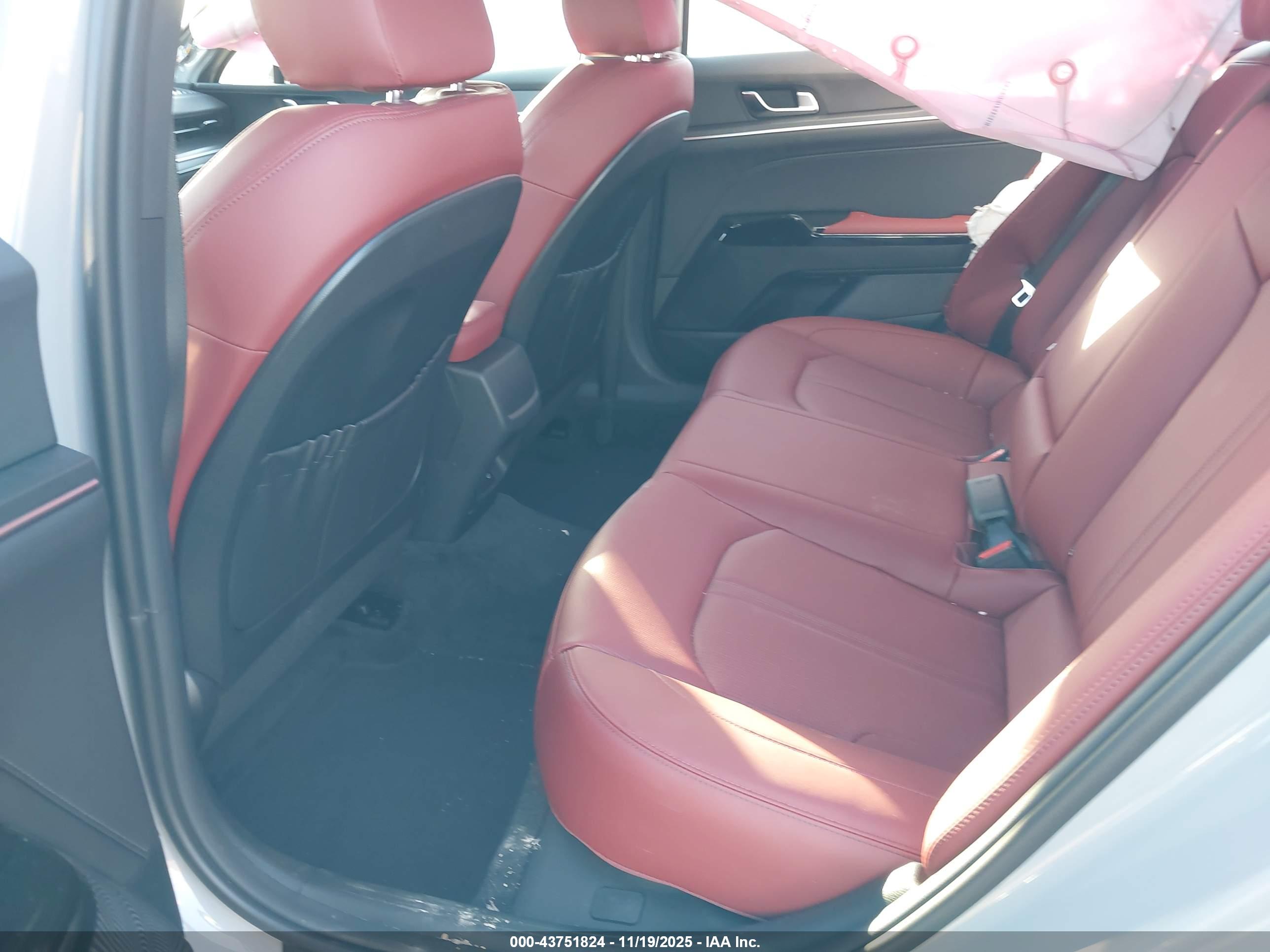 KIA K5 image 8