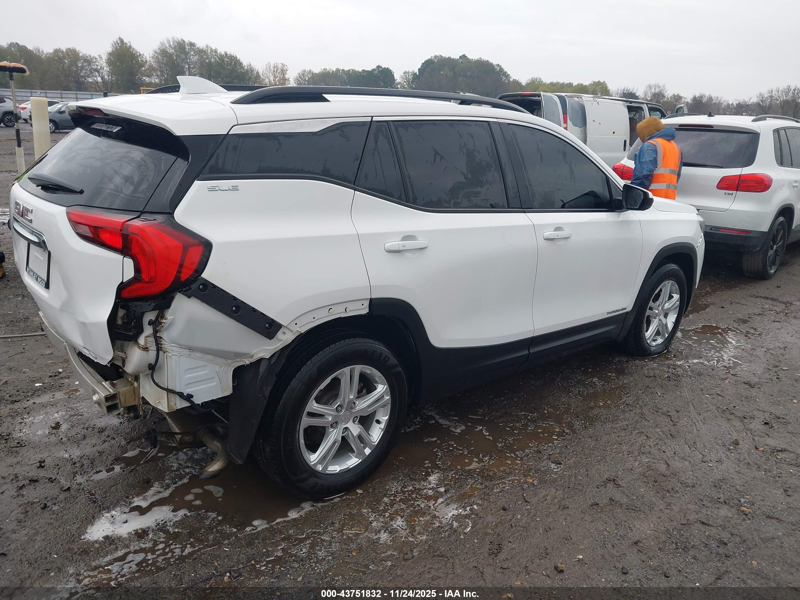 GMC TERRAIN image 4