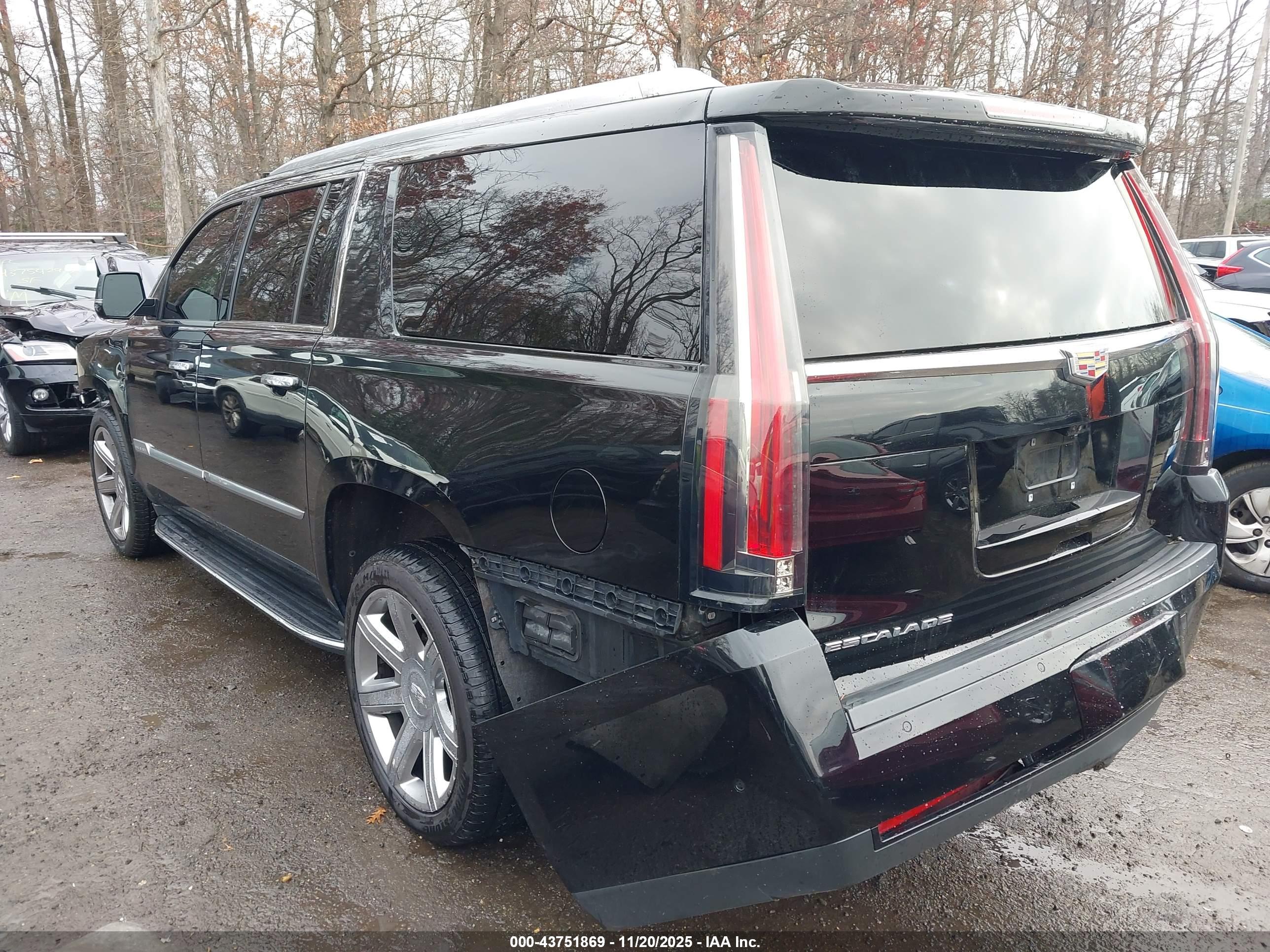 CADILLAC ESCALADE image 3