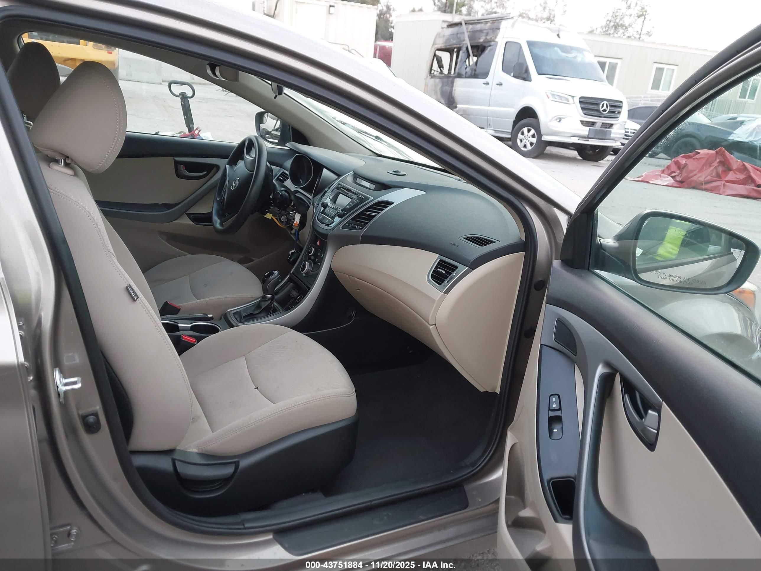 HYUNDAI ELANTRA image 5