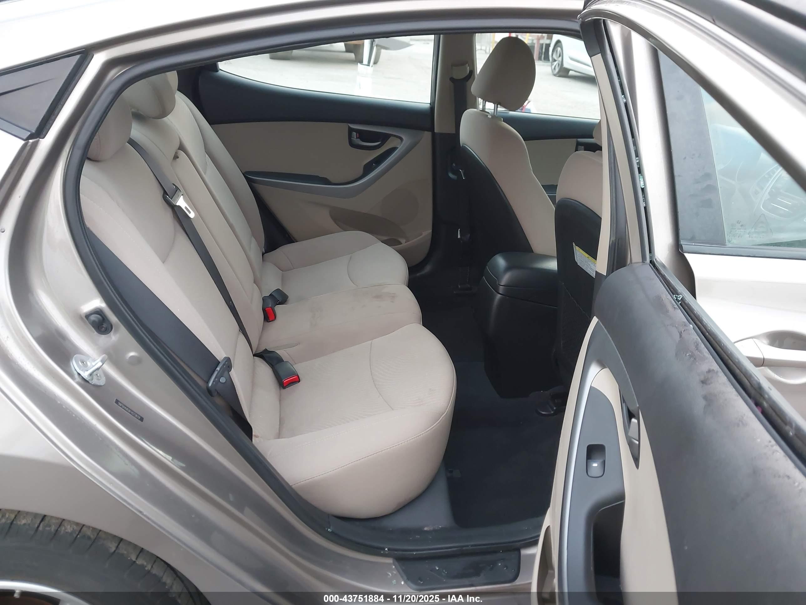 HYUNDAI ELANTRA image 8