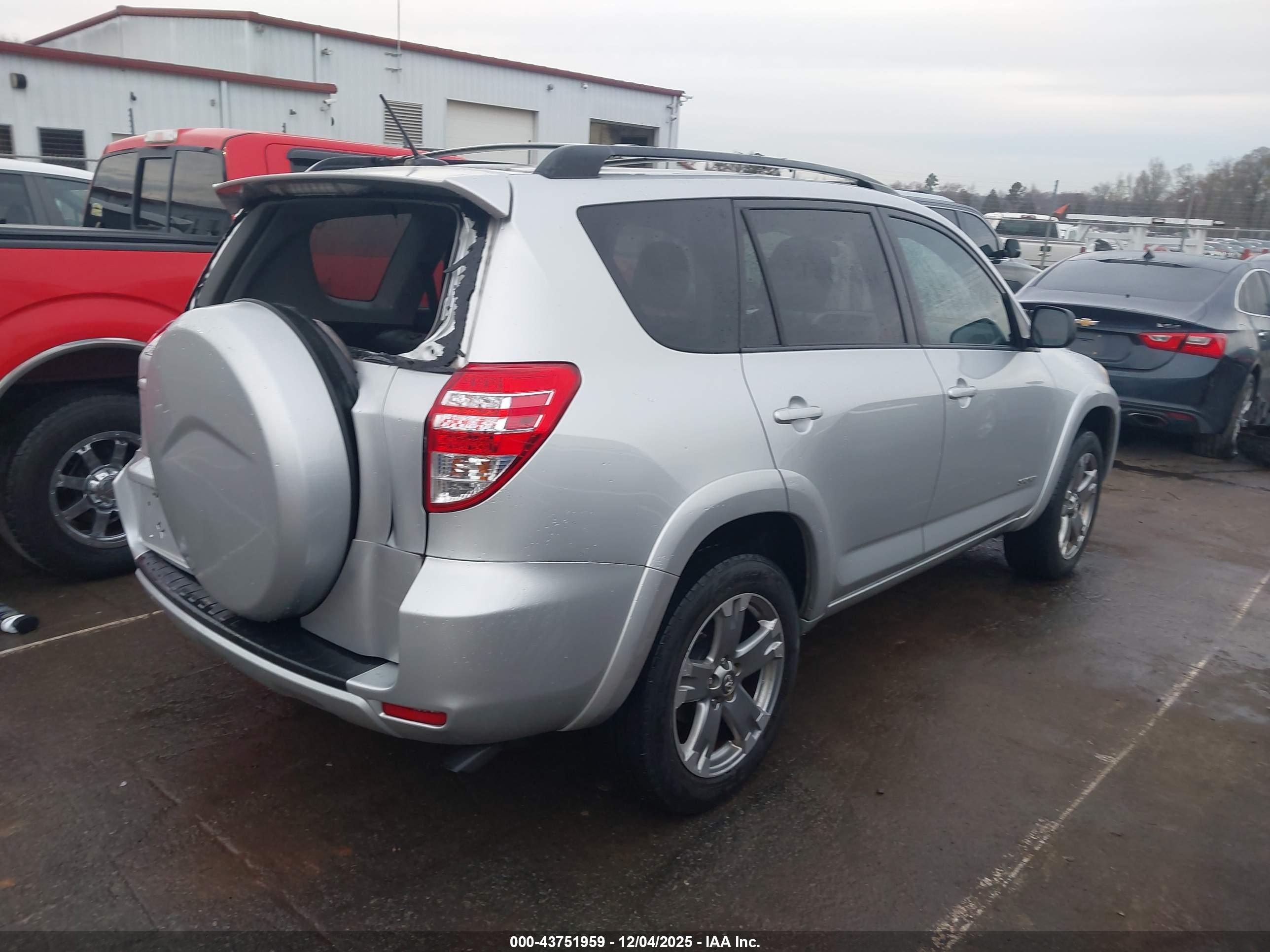 TOYOTA RAV4 image 4