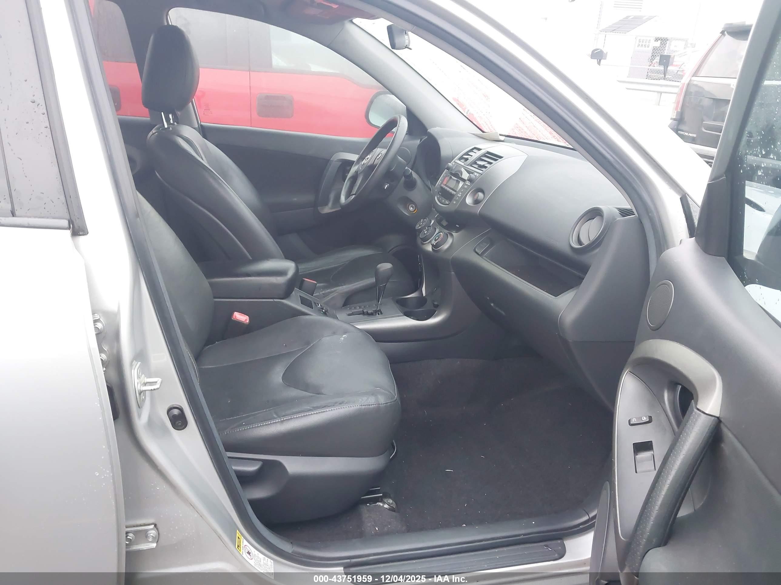 TOYOTA RAV4 image 5