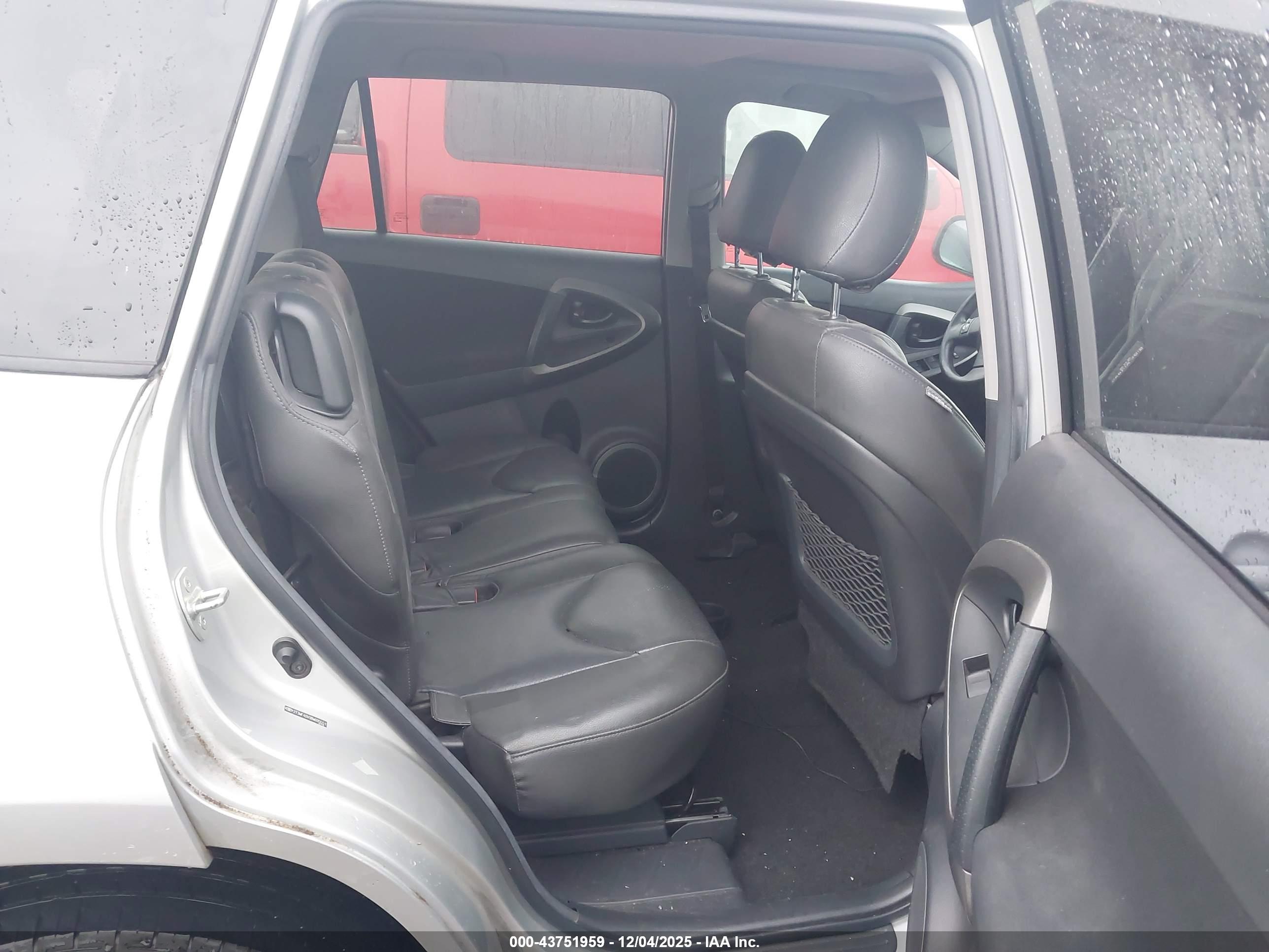 TOYOTA RAV4 image 8