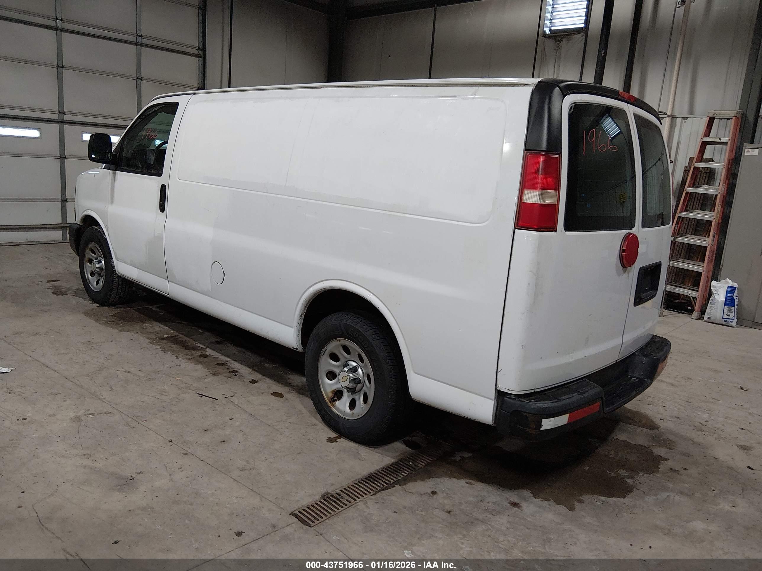 CHEVROLET EXPRESS image 3
