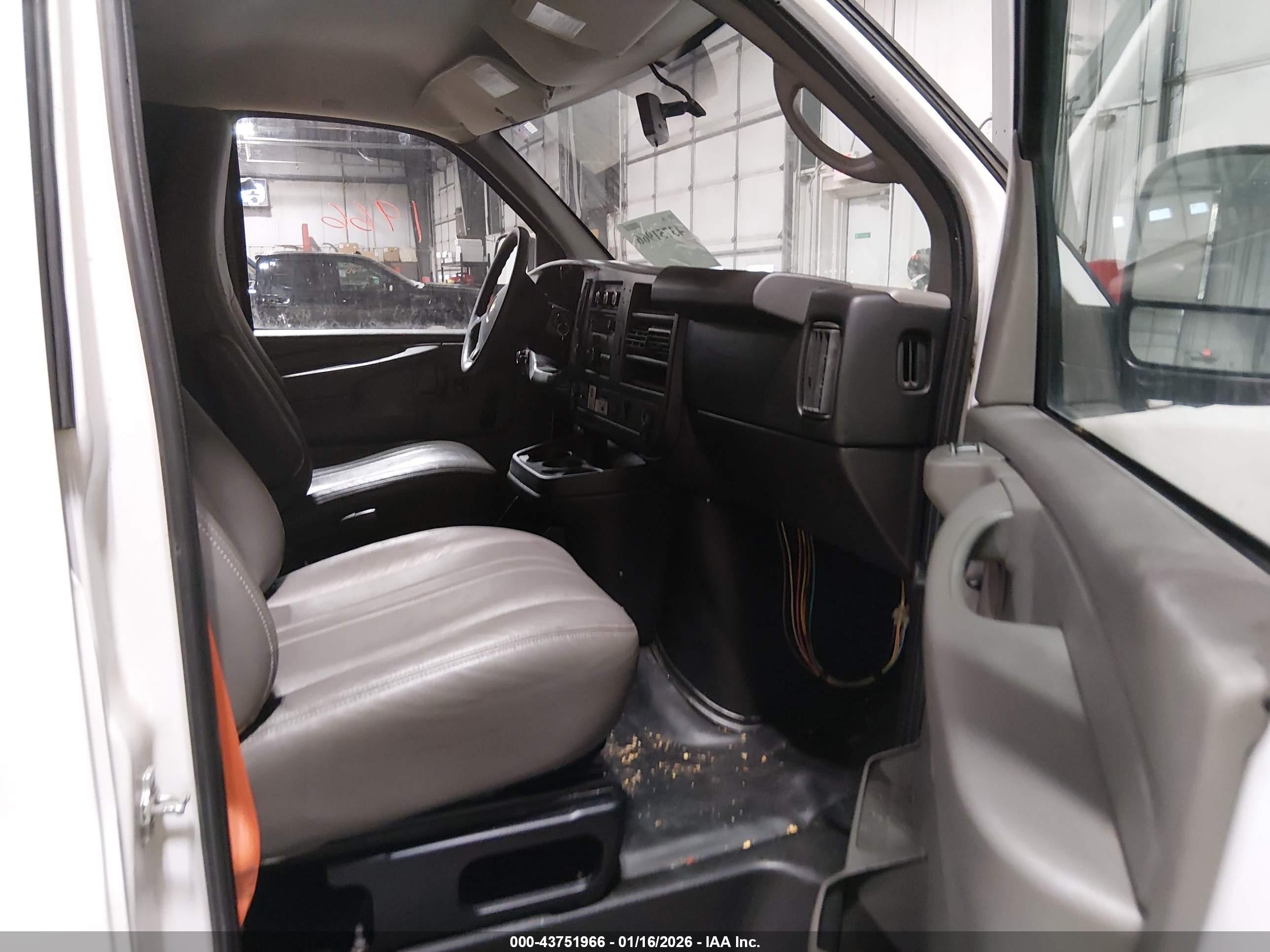 CHEVROLET EXPRESS image 5