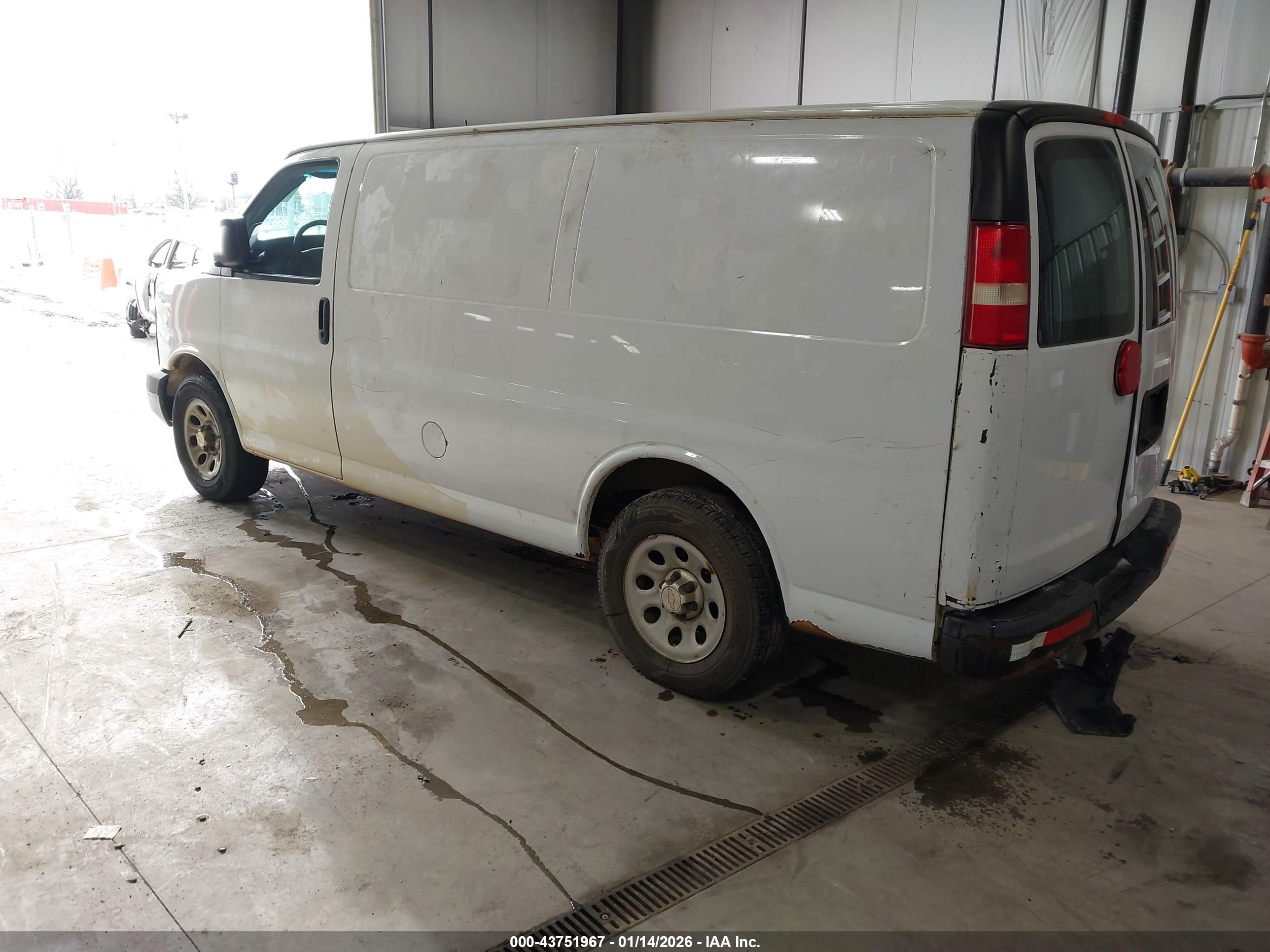 CHEVROLET EXPRESS image 3