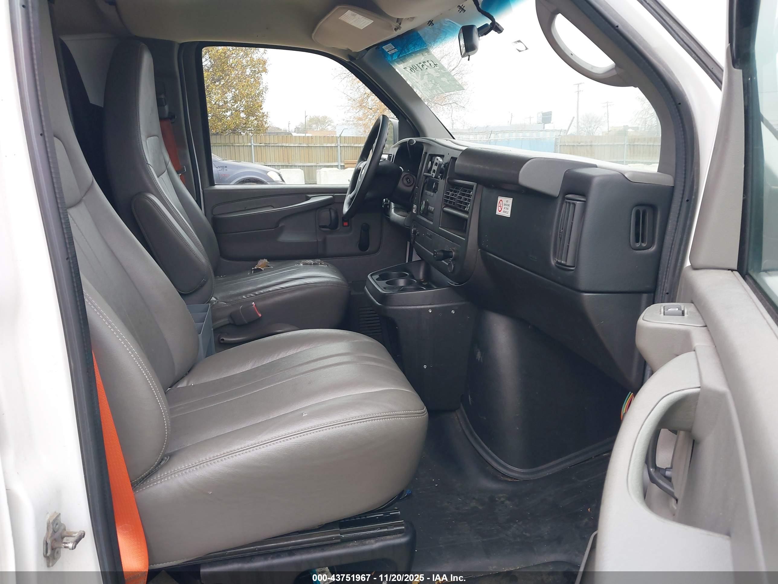 CHEVROLET EXPRESS image 5