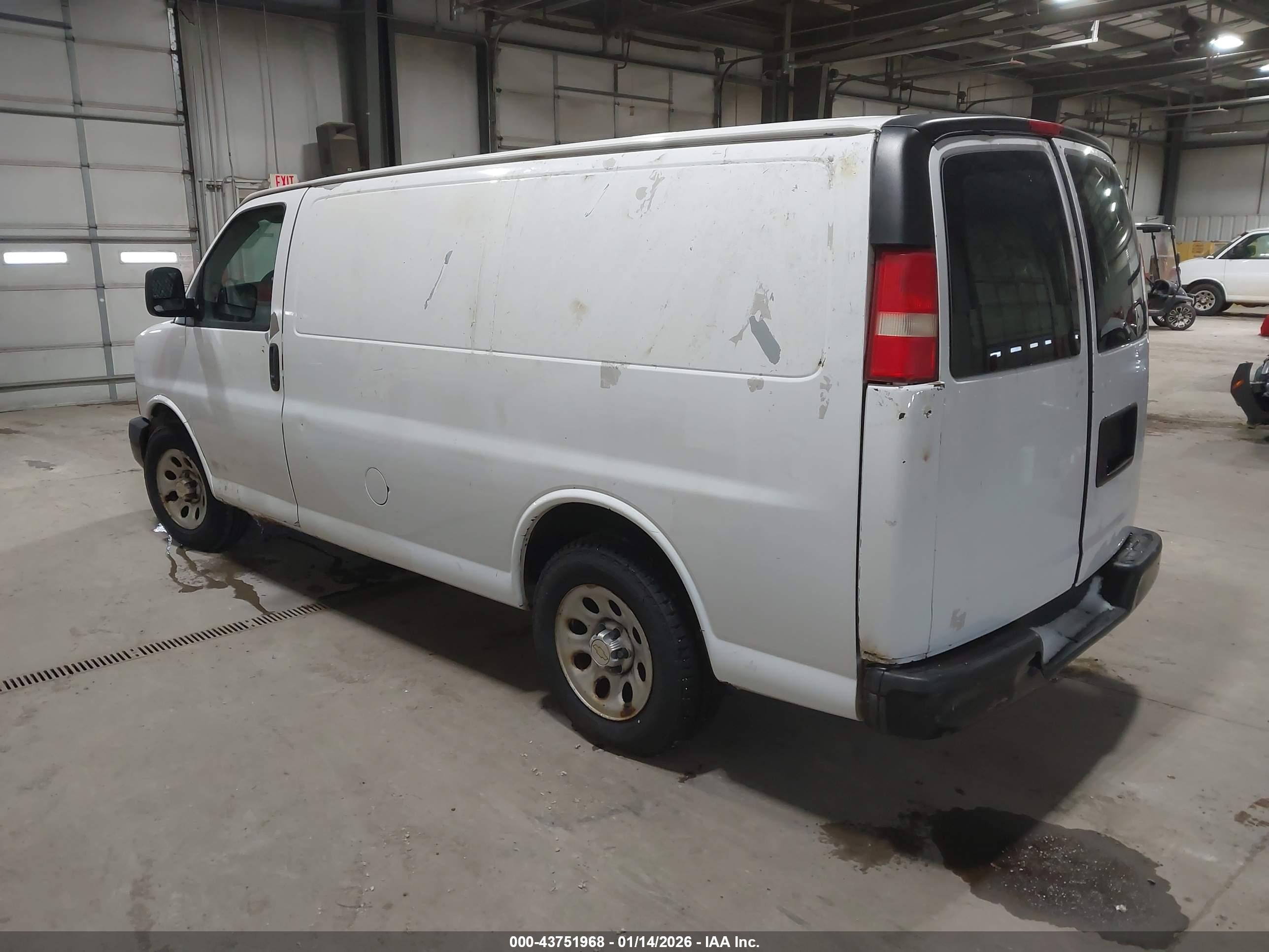 CHEVROLET EXPRESS image 3