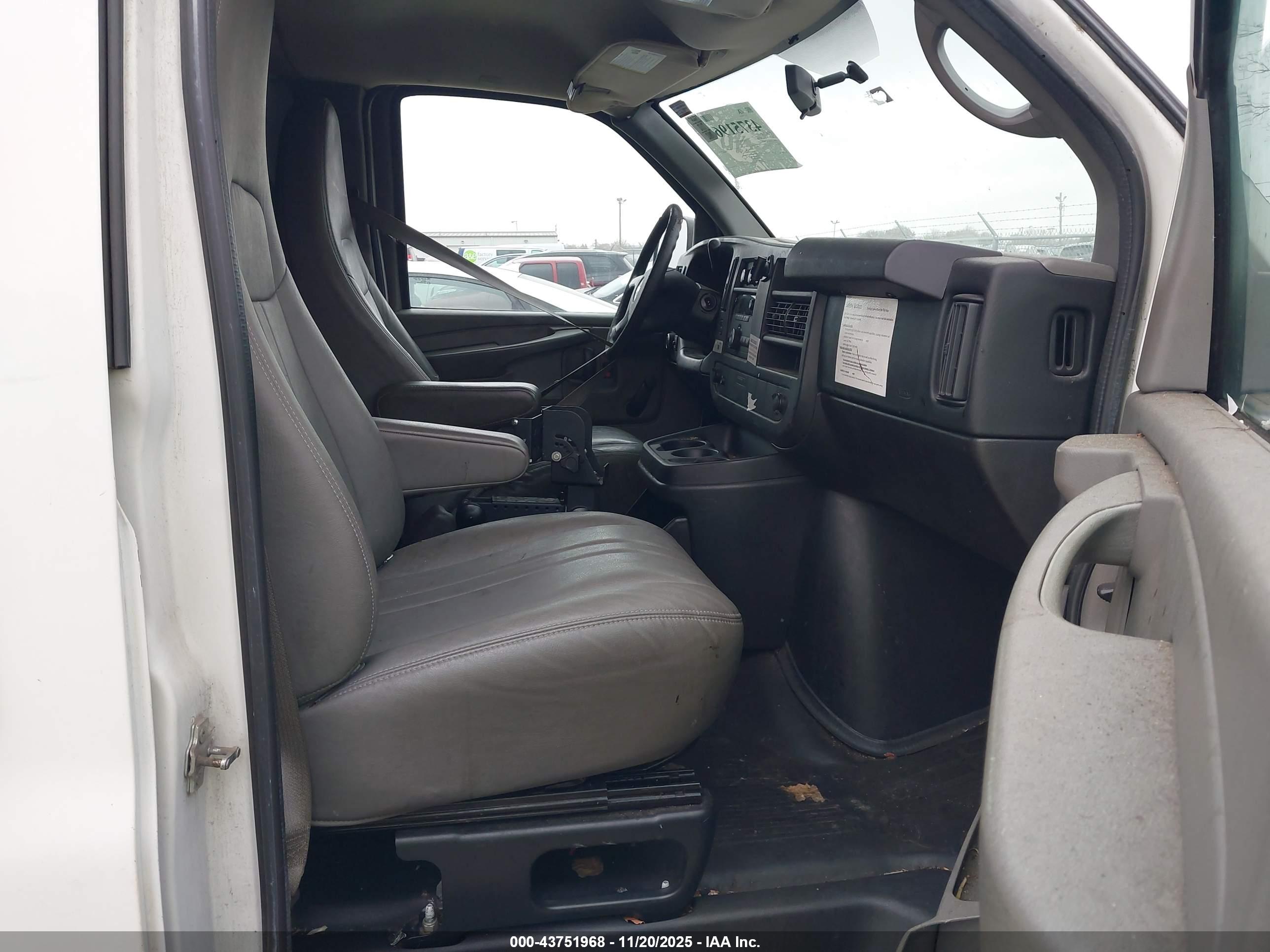 CHEVROLET EXPRESS image 5
