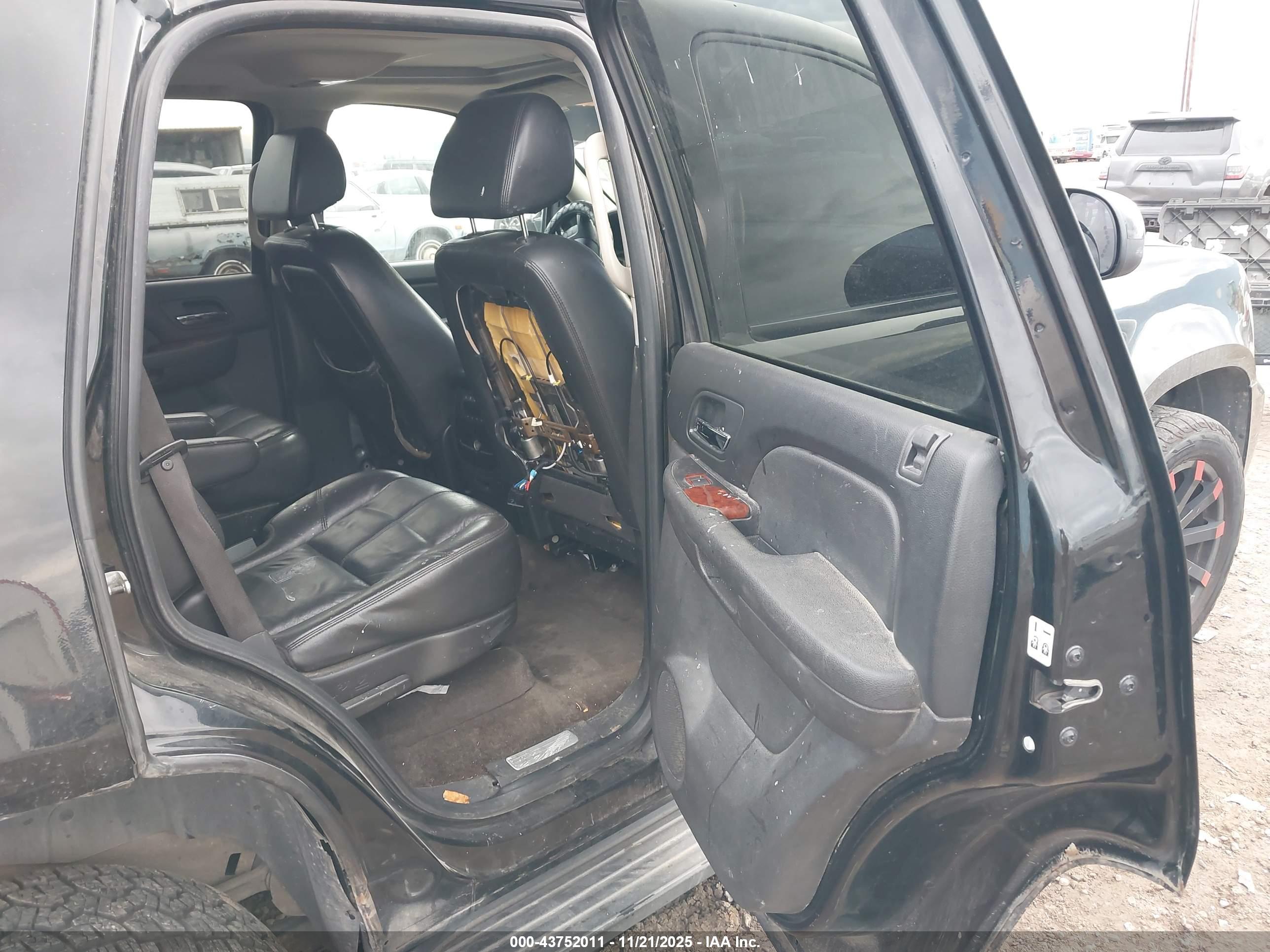 CHEVROLET TAHOE image 8