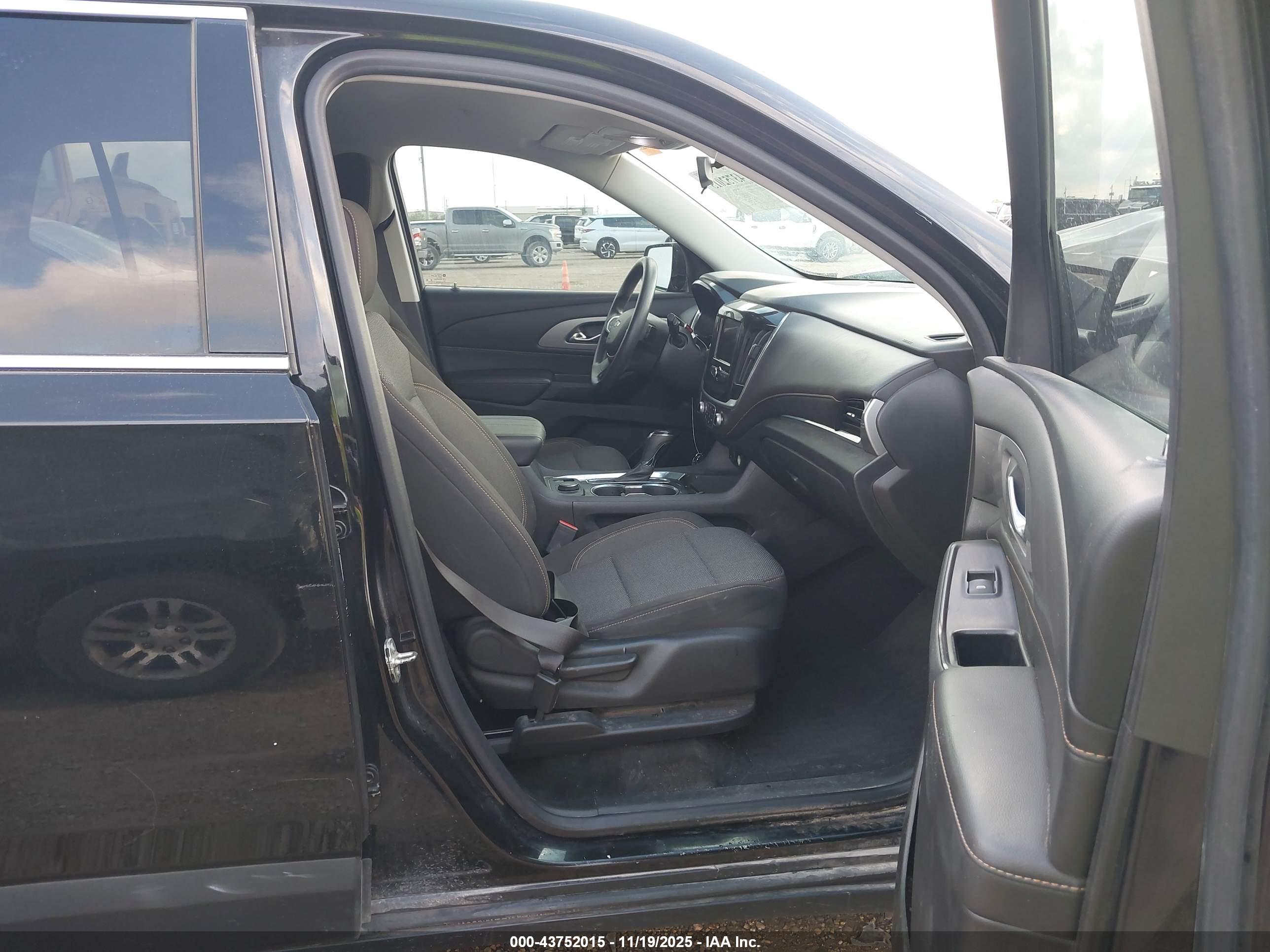 CHEVROLET TRAVERSE image 5