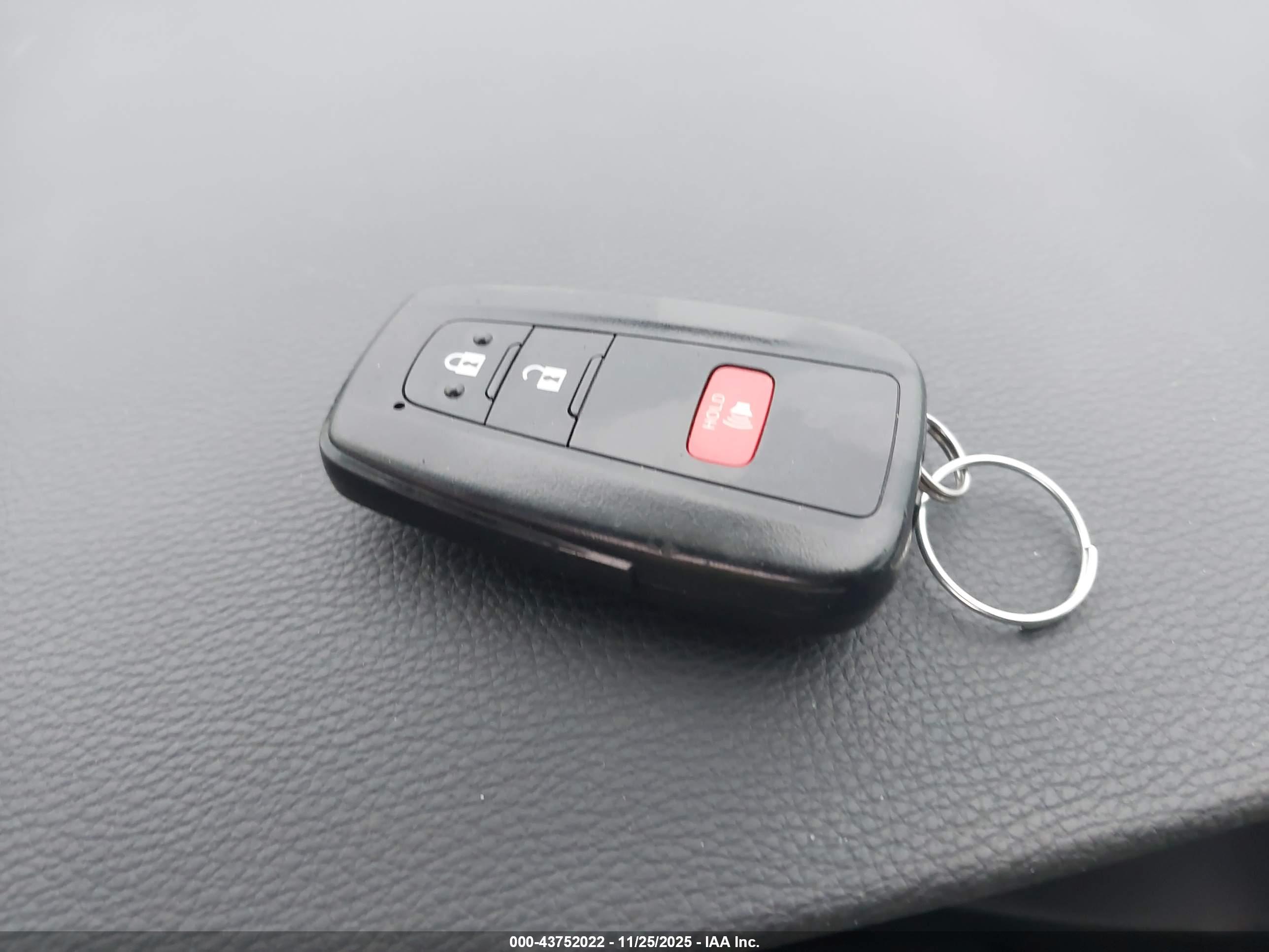 TOYOTA RAV4 image 11