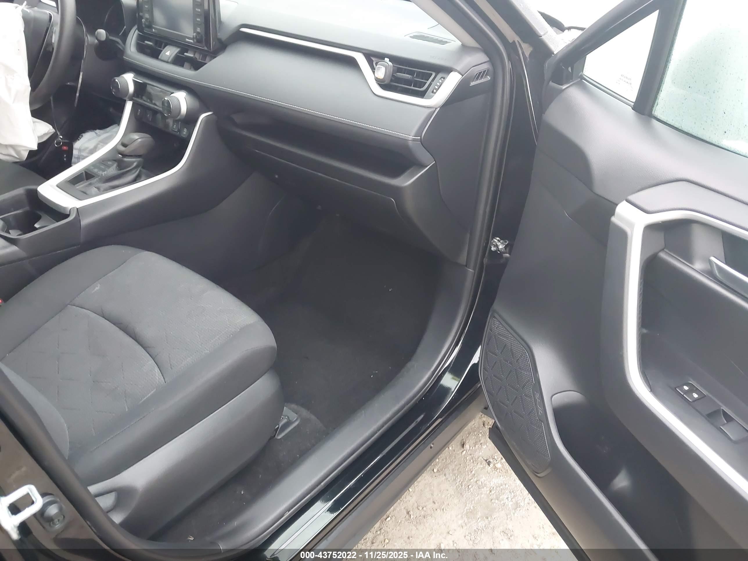 TOYOTA RAV4 image 5