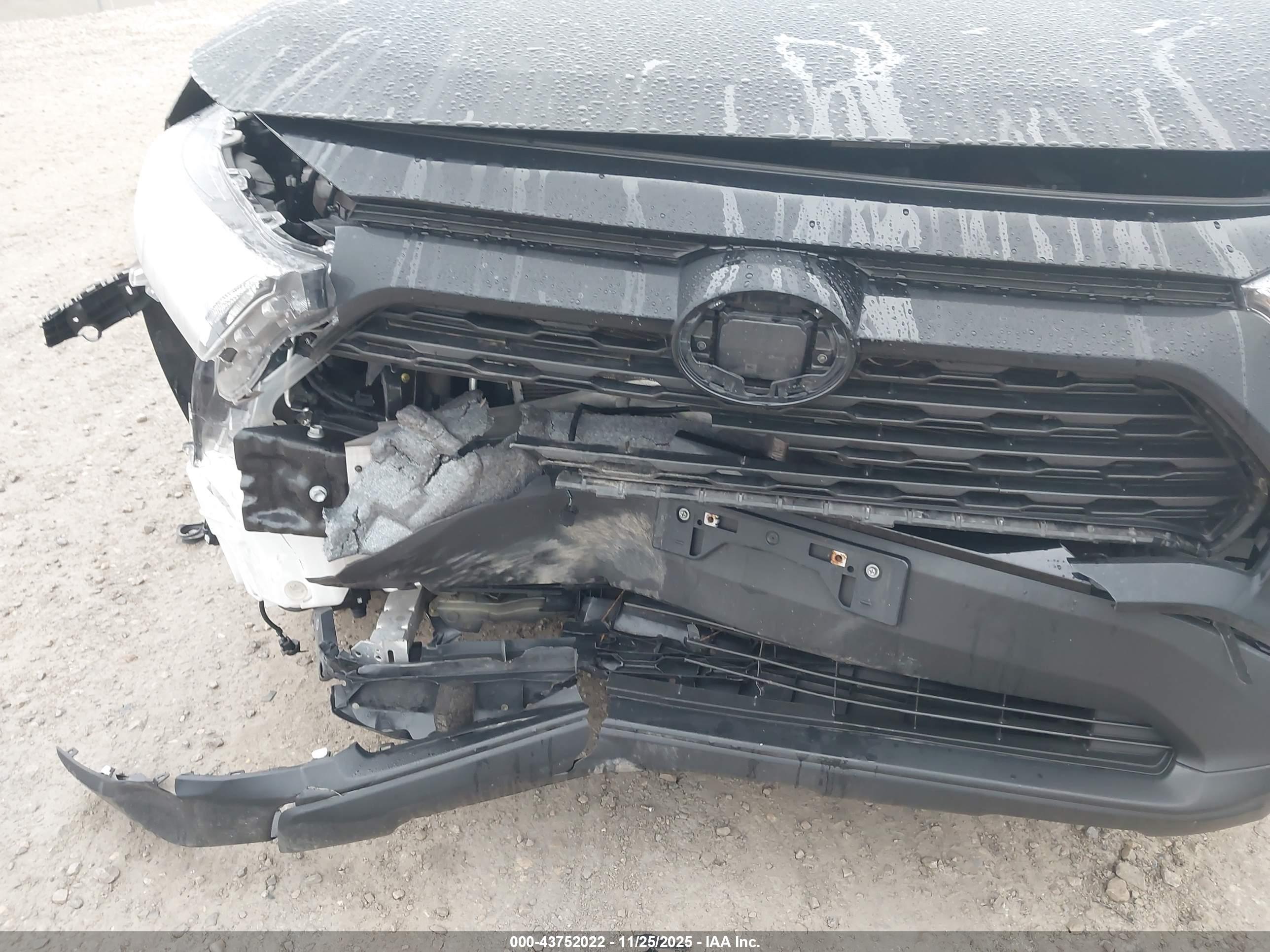 TOYOTA RAV4 image 6
