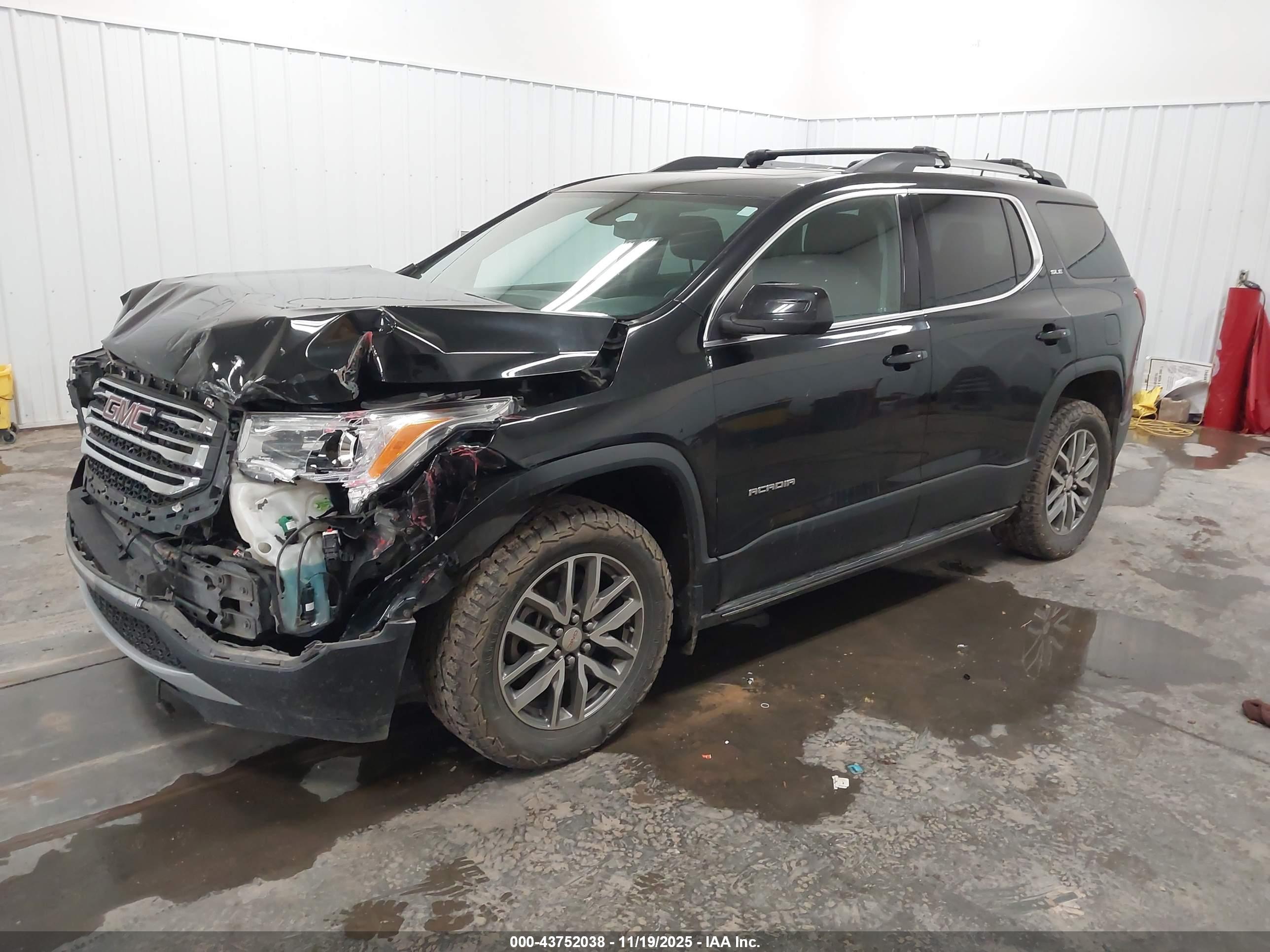 GMC ACADIA image 2
