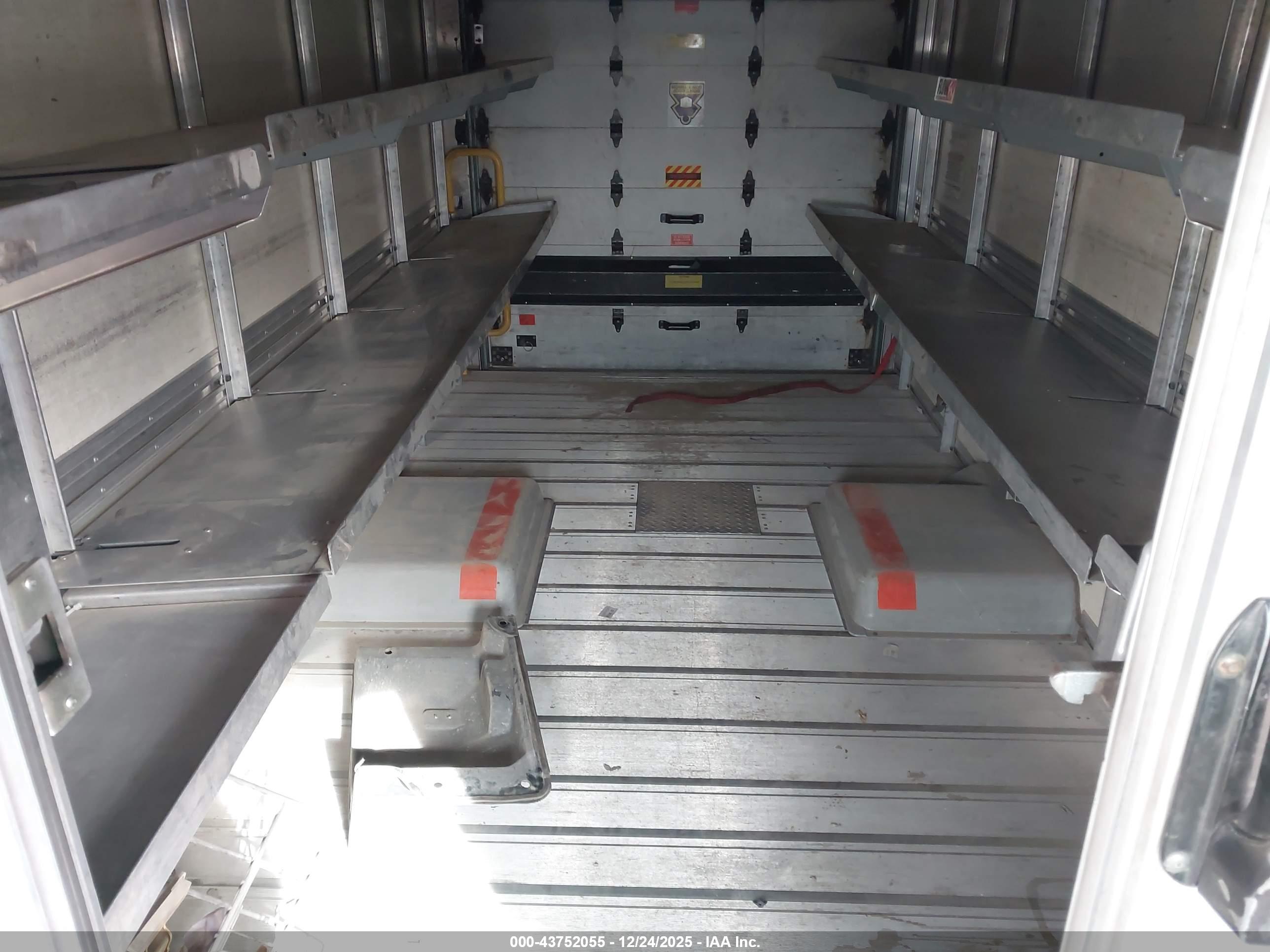 ISUZU COMMERCIAL image 8
