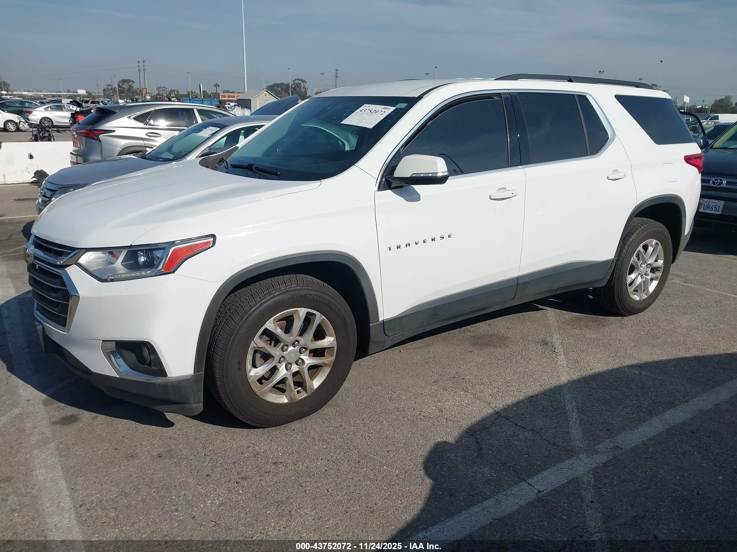 CHEVROLET TRAVERSE image 2