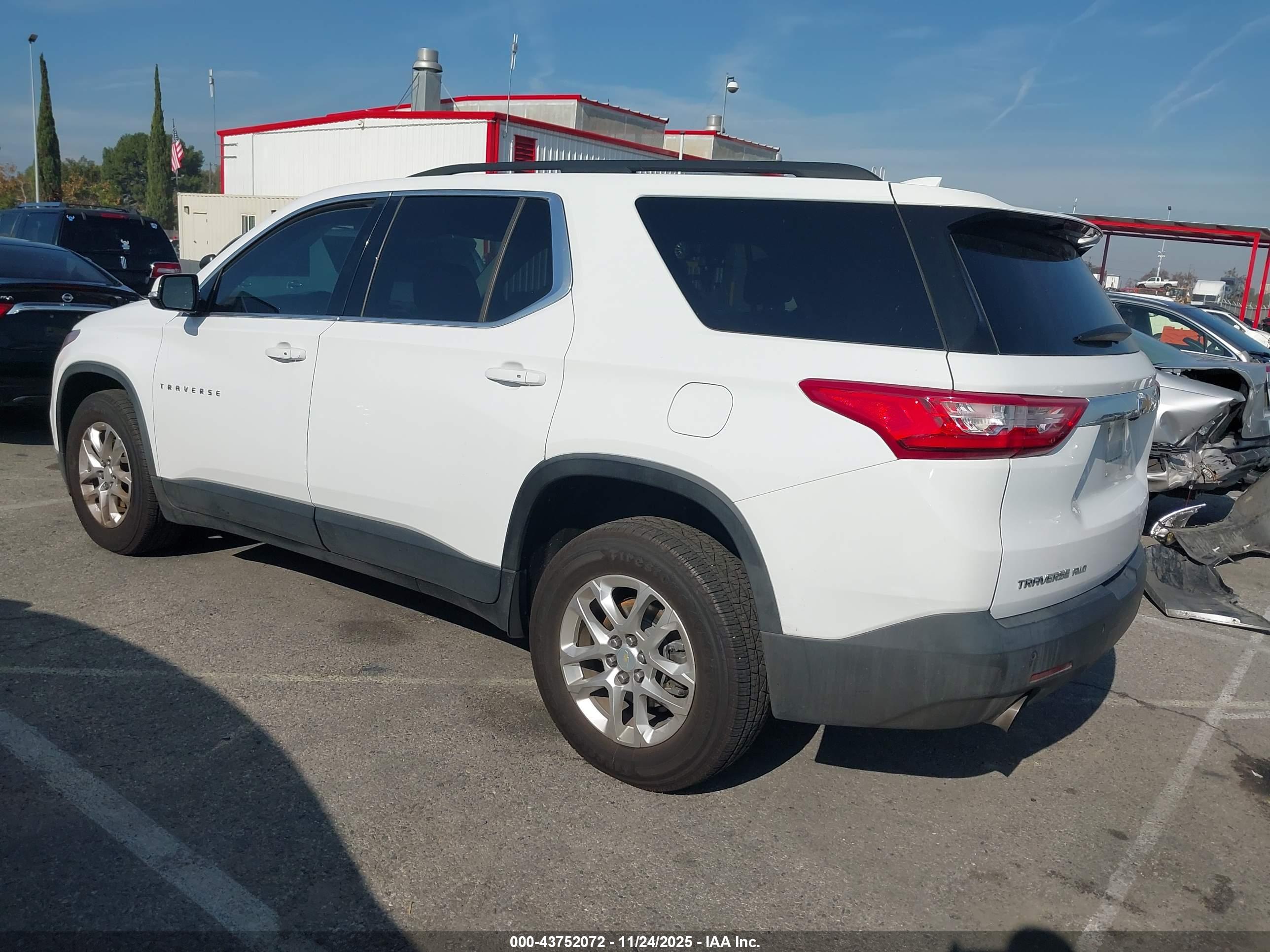 CHEVROLET TRAVERSE image 3