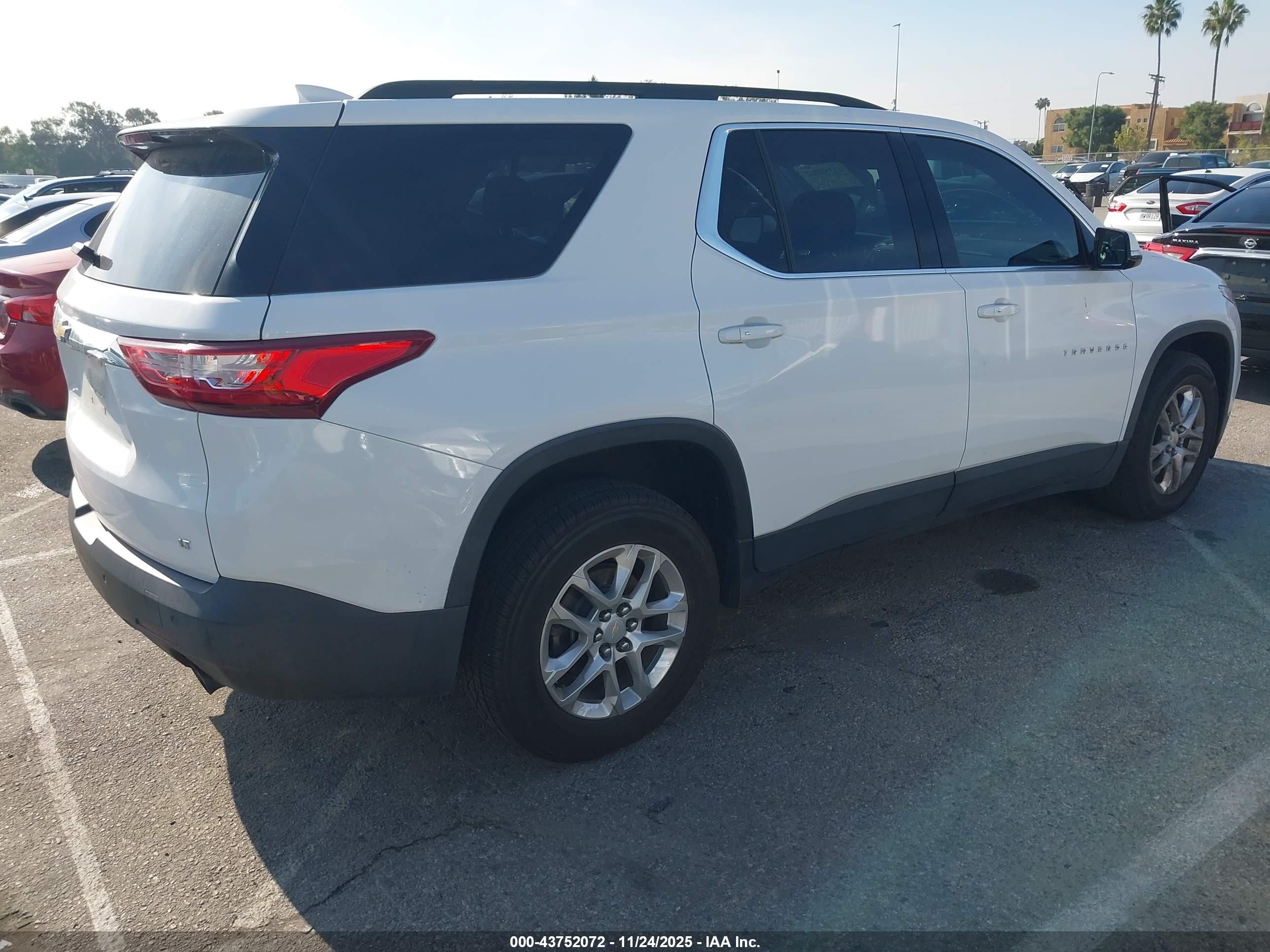CHEVROLET TRAVERSE image 4