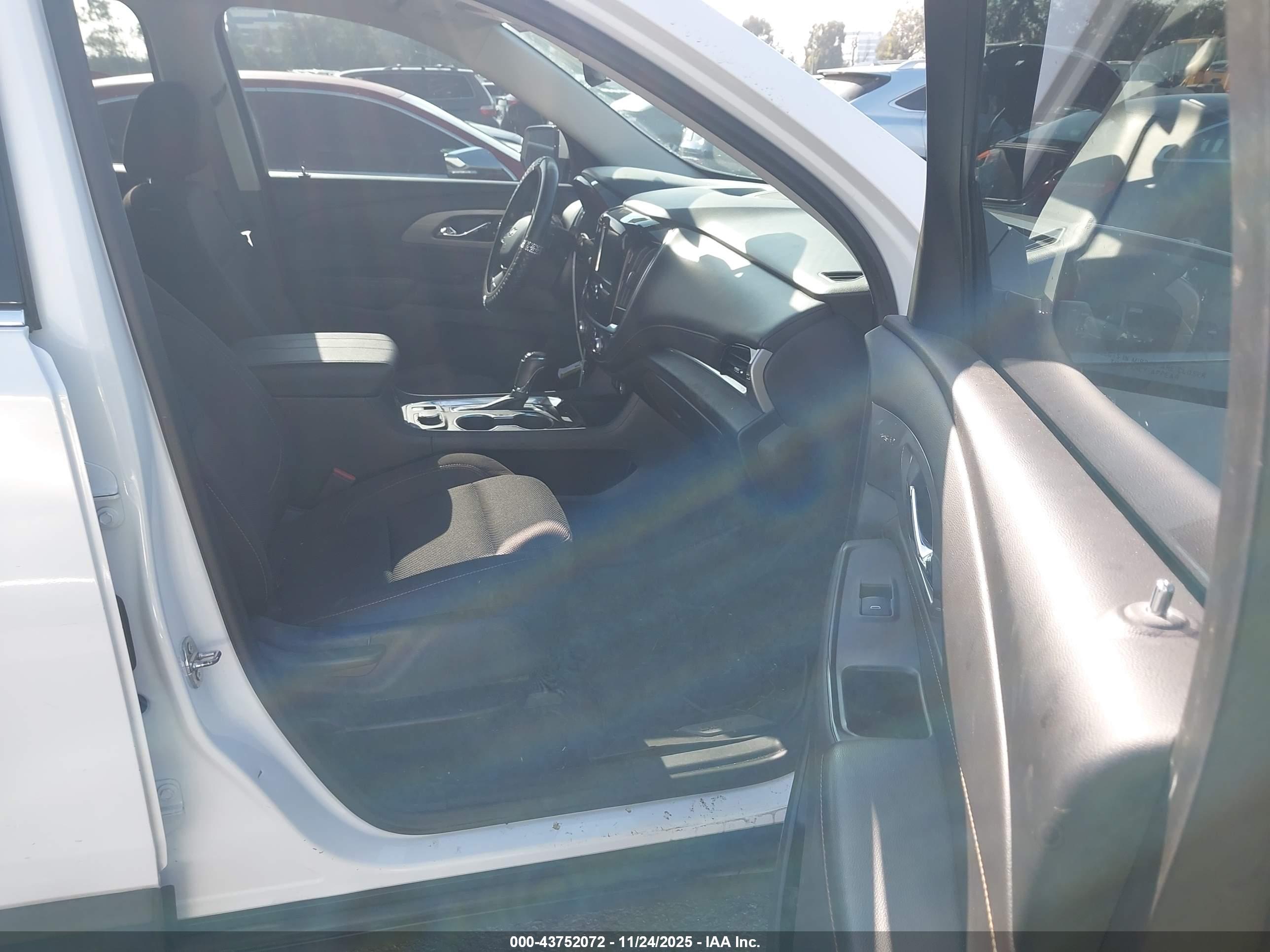 CHEVROLET TRAVERSE image 5