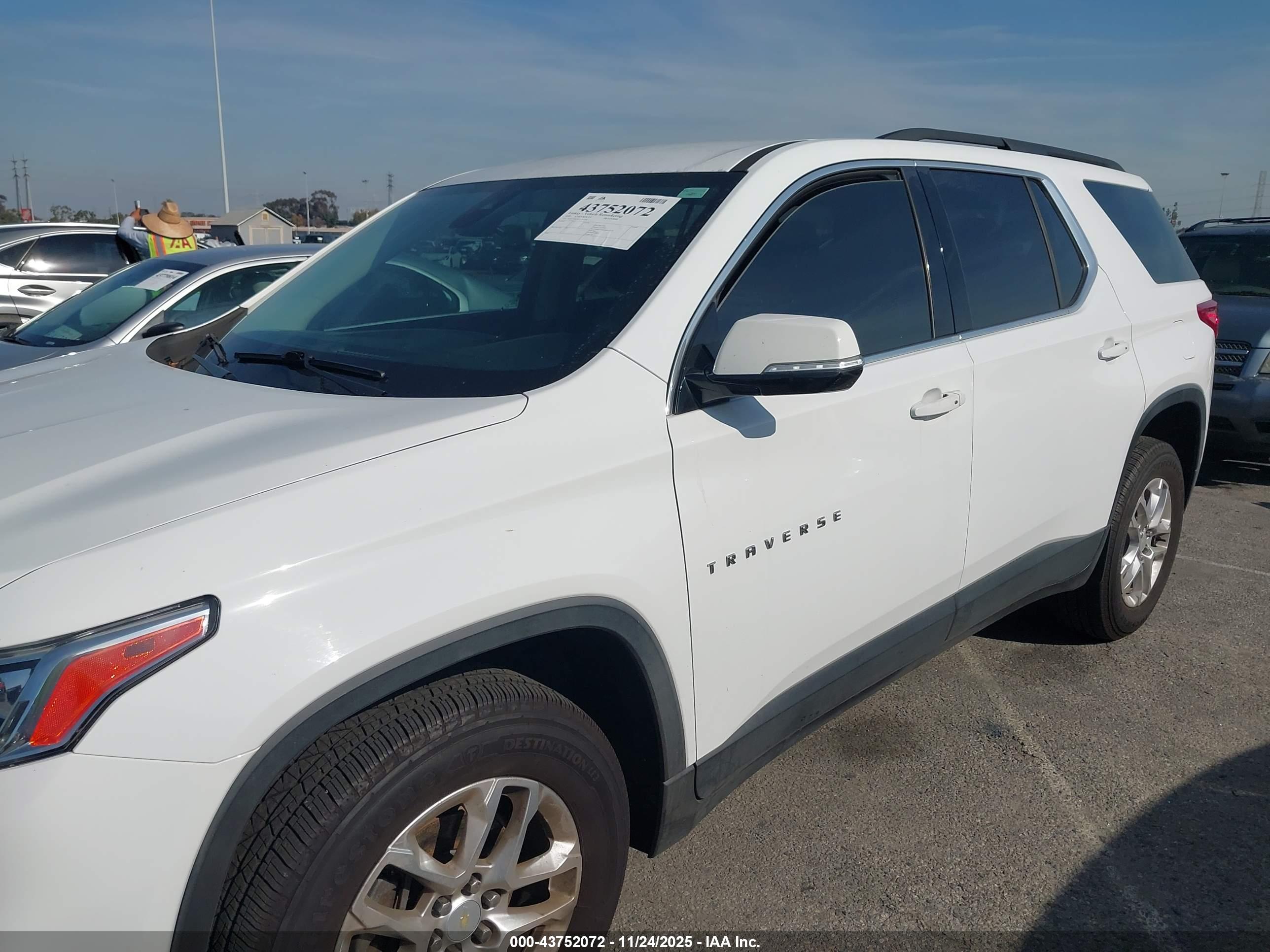CHEVROLET TRAVERSE image 6