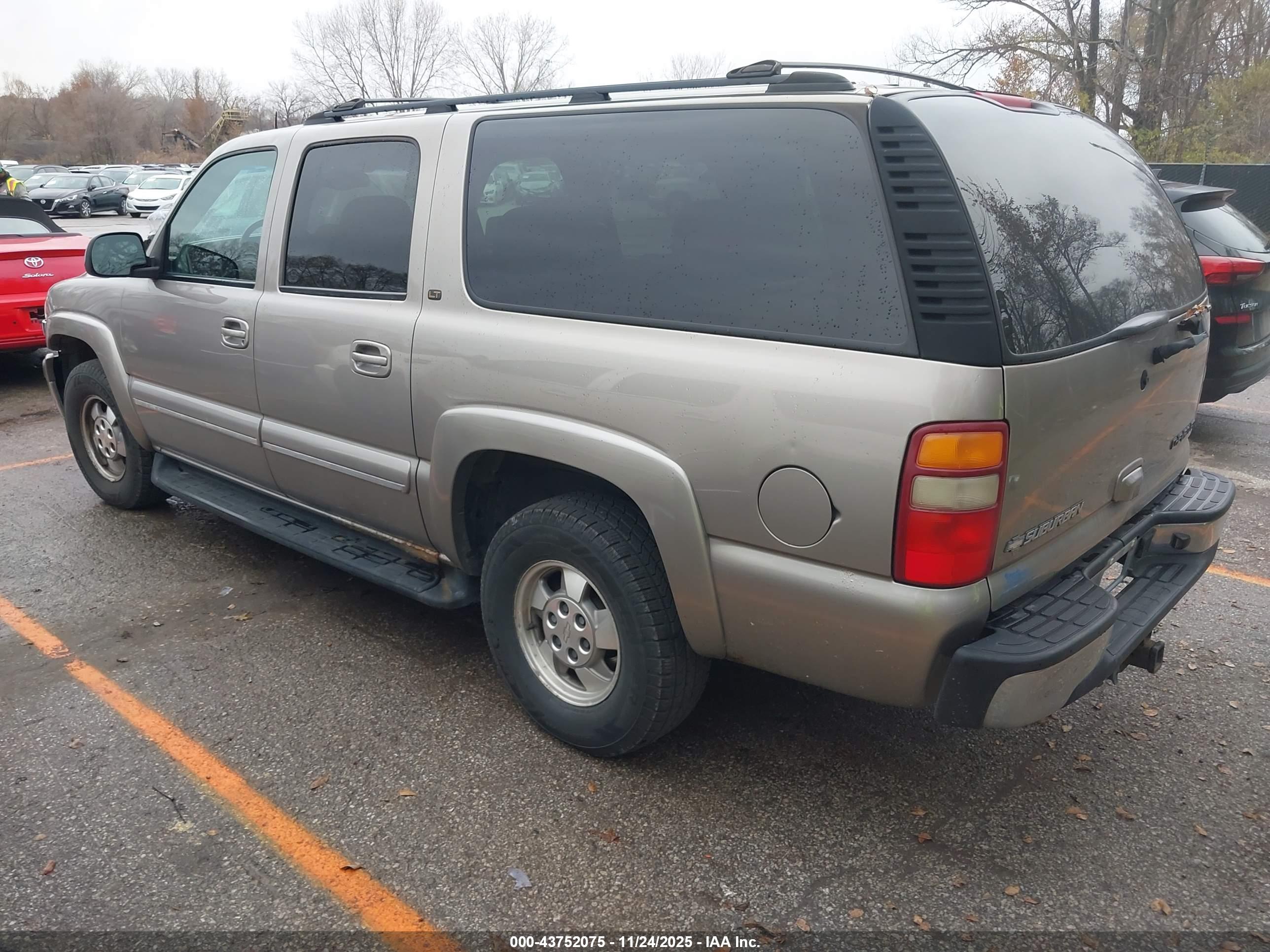 CHEVROLET SUBURBAN image 3