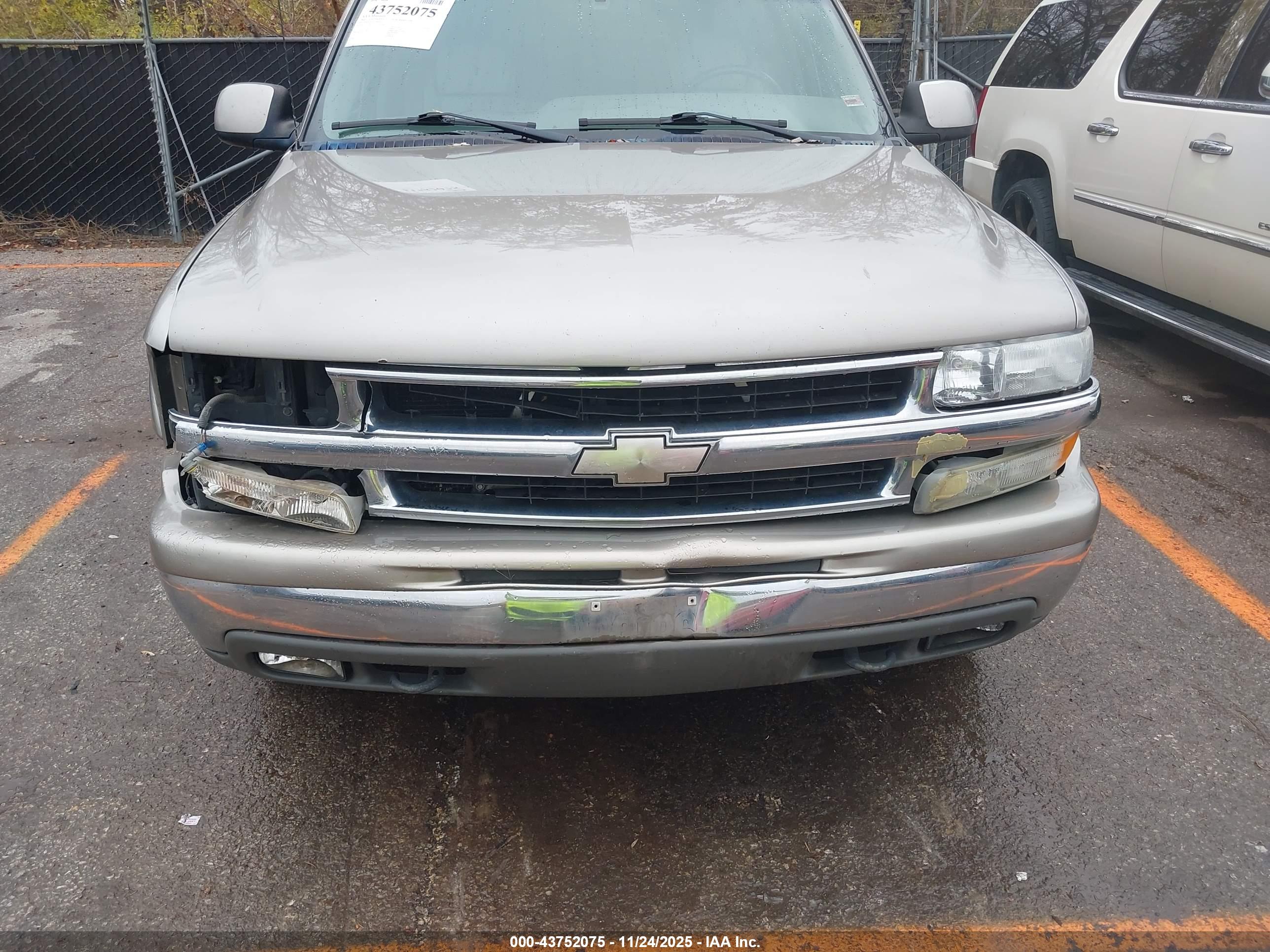 CHEVROLET SUBURBAN image 6