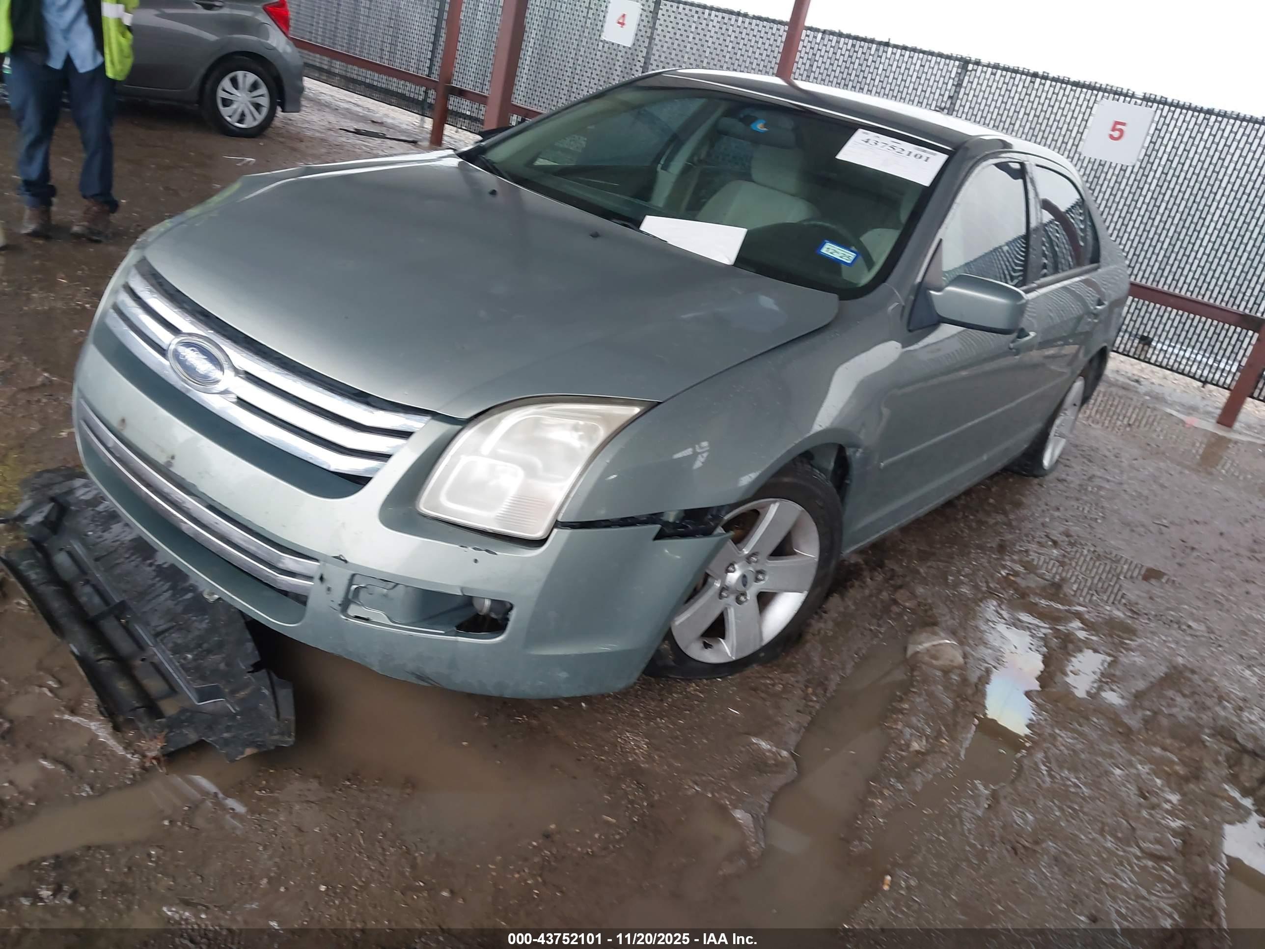 FORD FUSION image 2