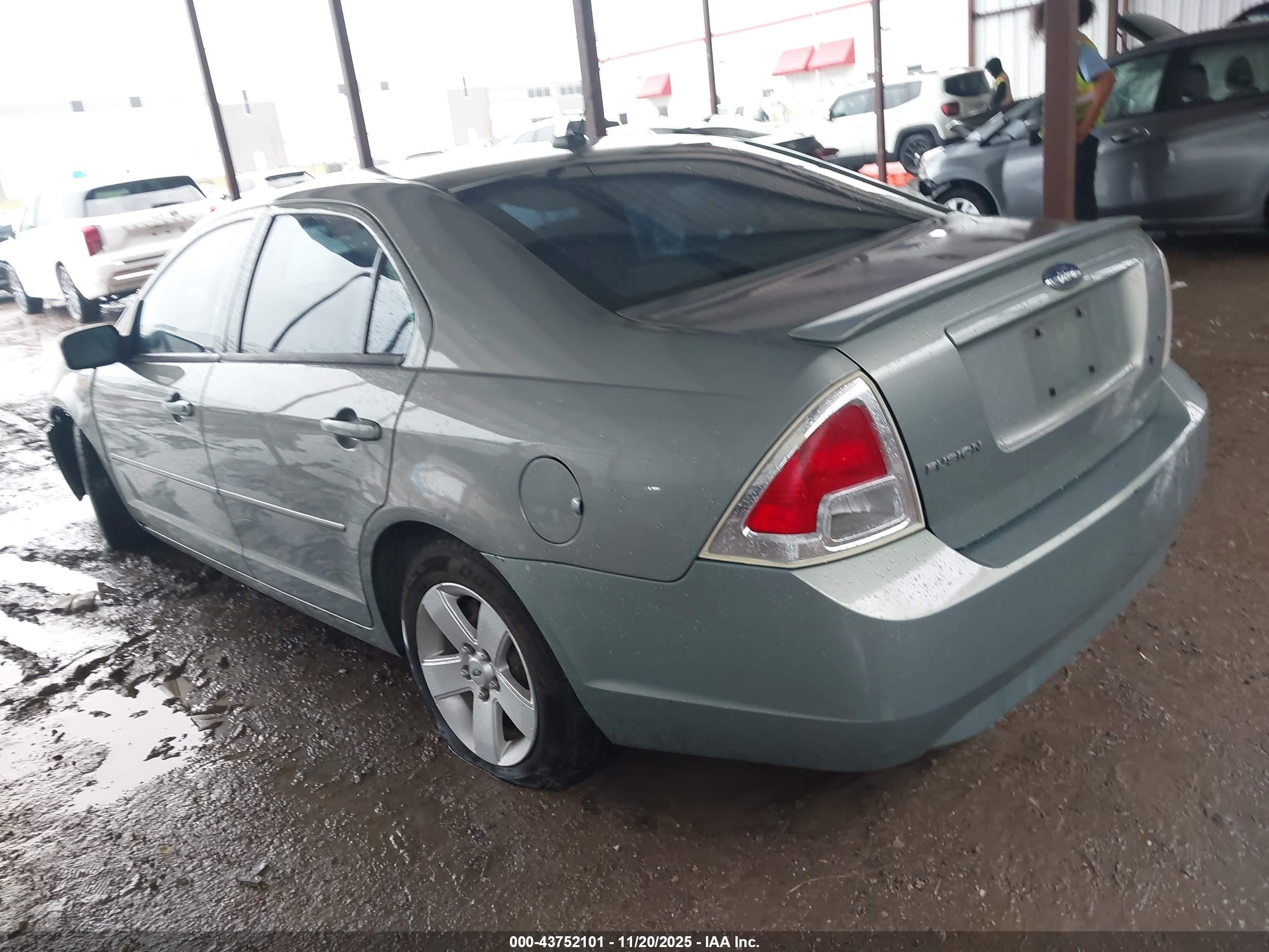 FORD FUSION image 3