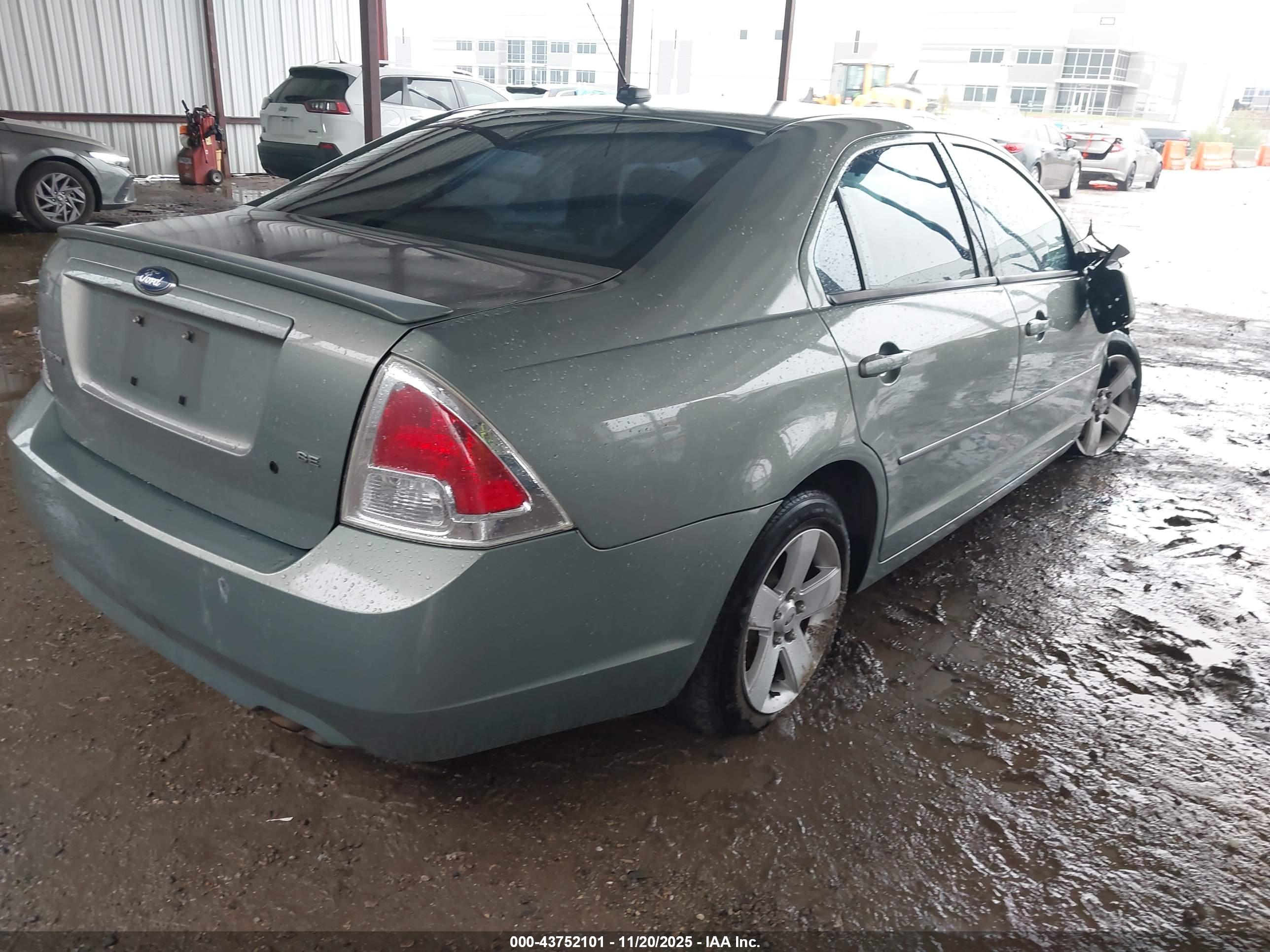 FORD FUSION image 4