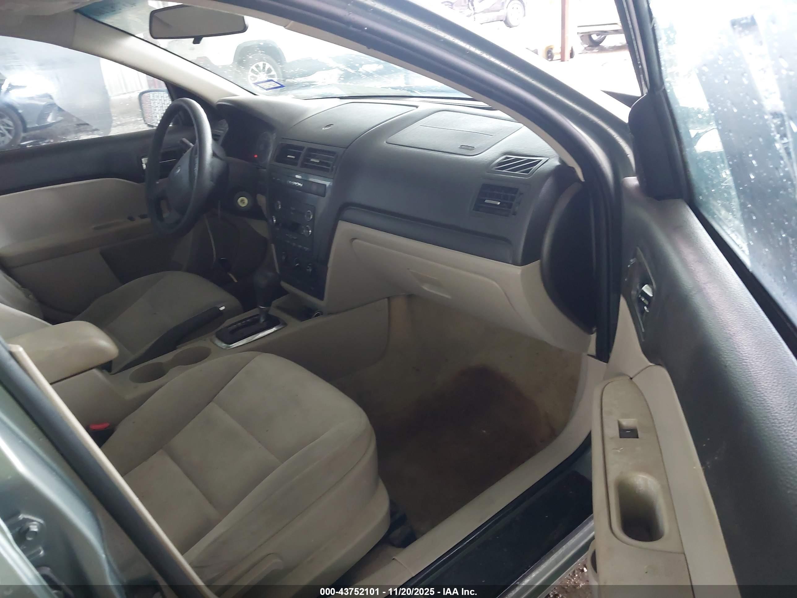 FORD FUSION image 5