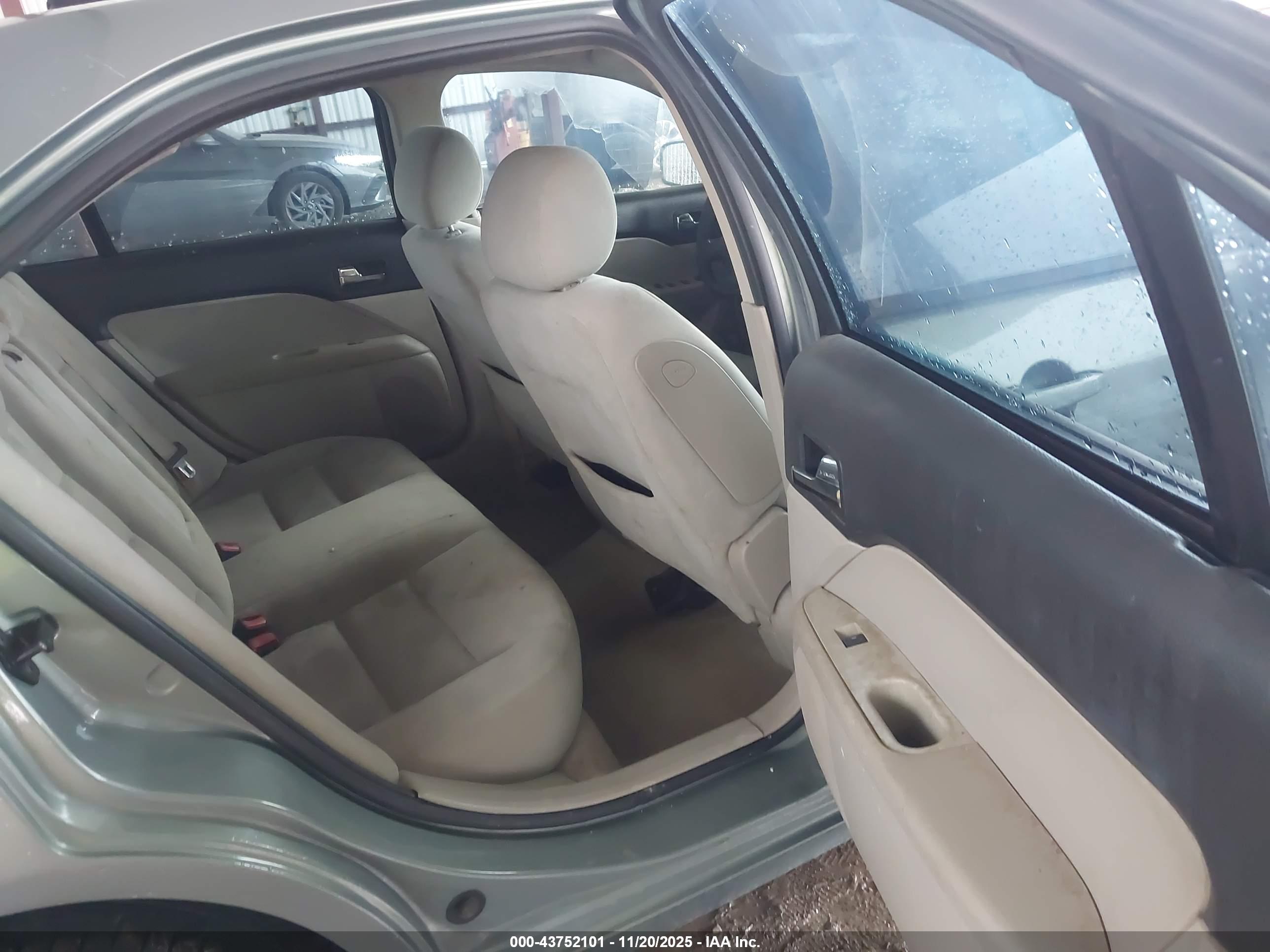 FORD FUSION image 8