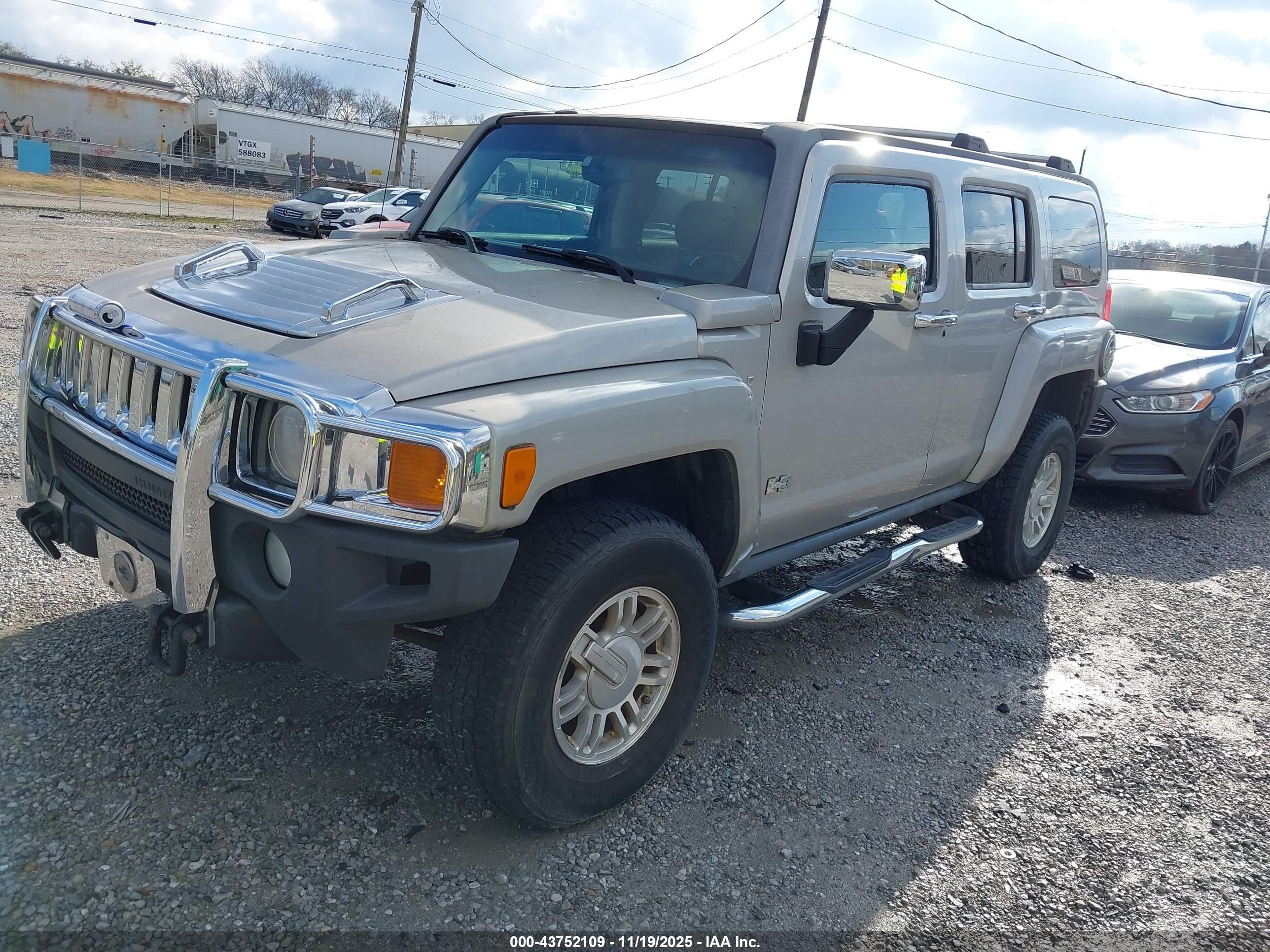 HUMMER H3 image 2