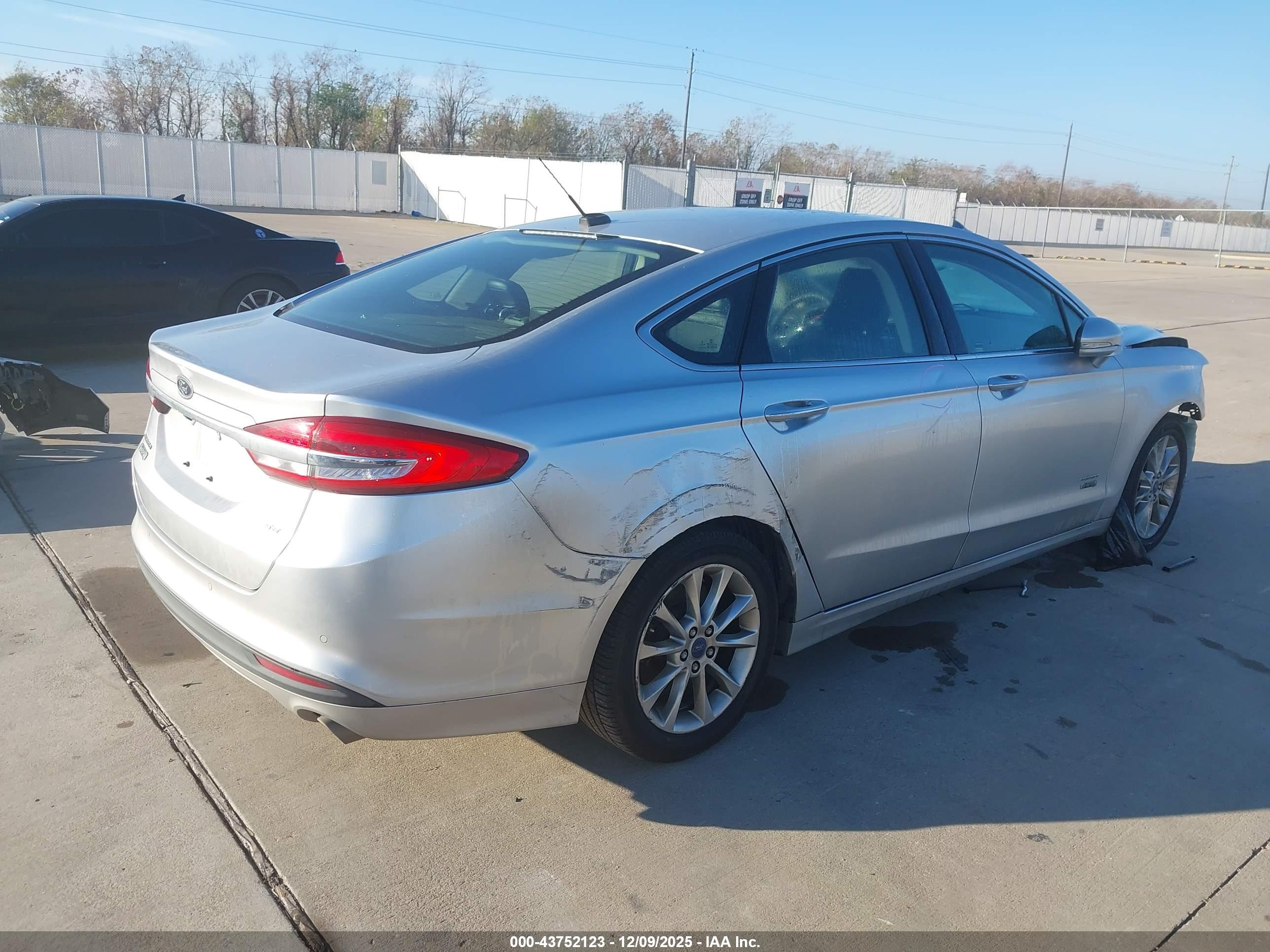 FORD FUSION image 4