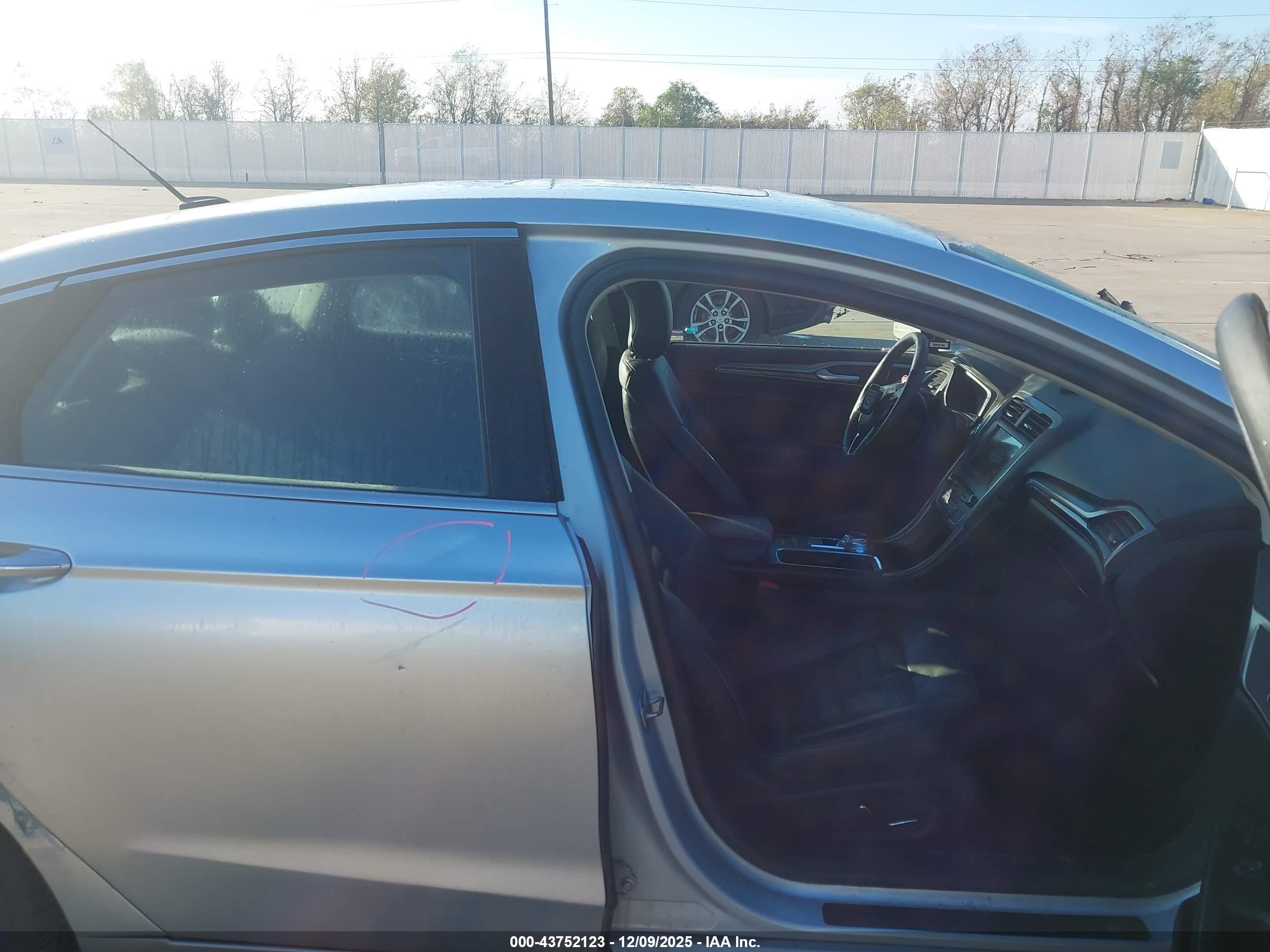FORD FUSION image 5