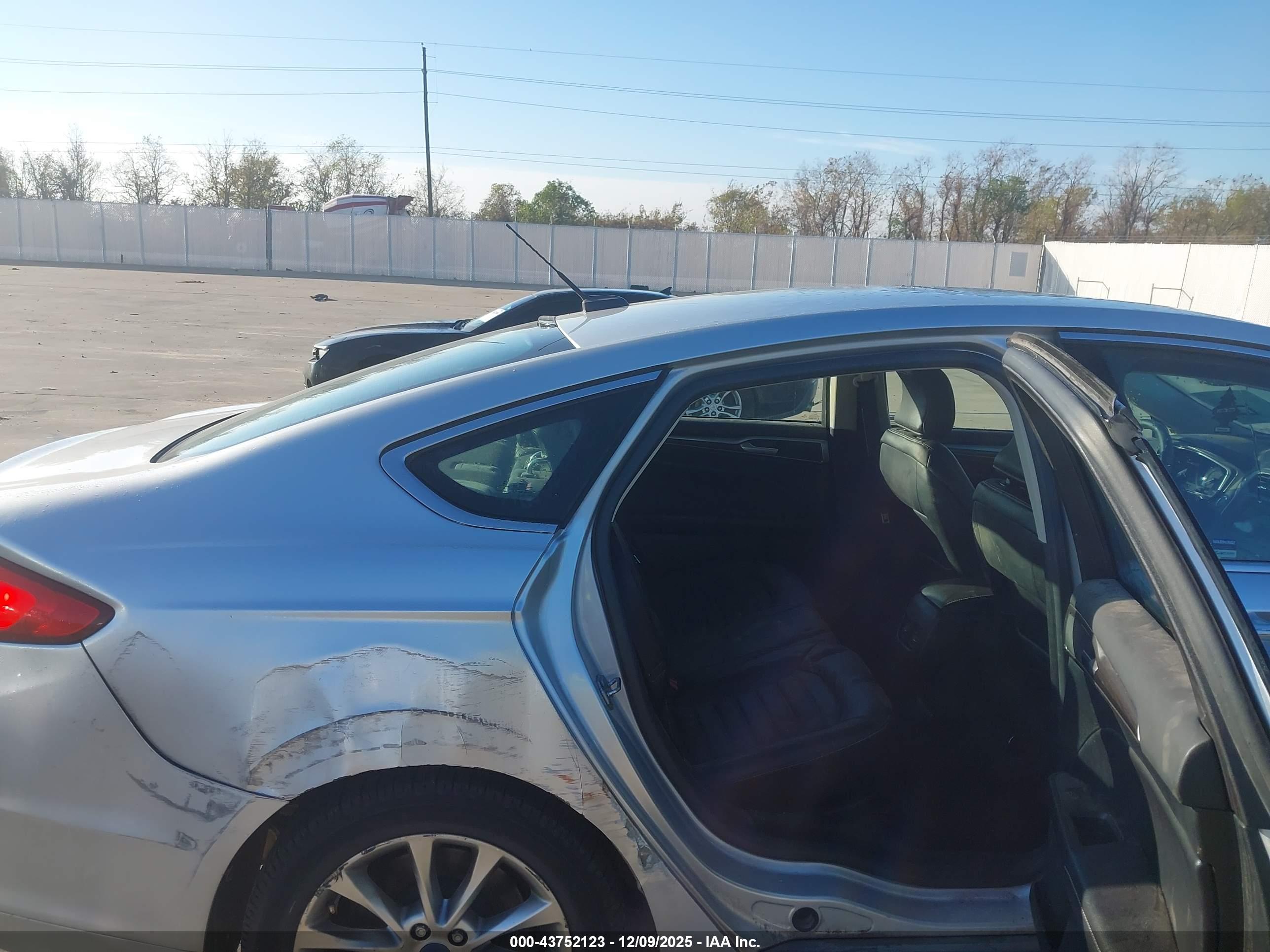 FORD FUSION image 8