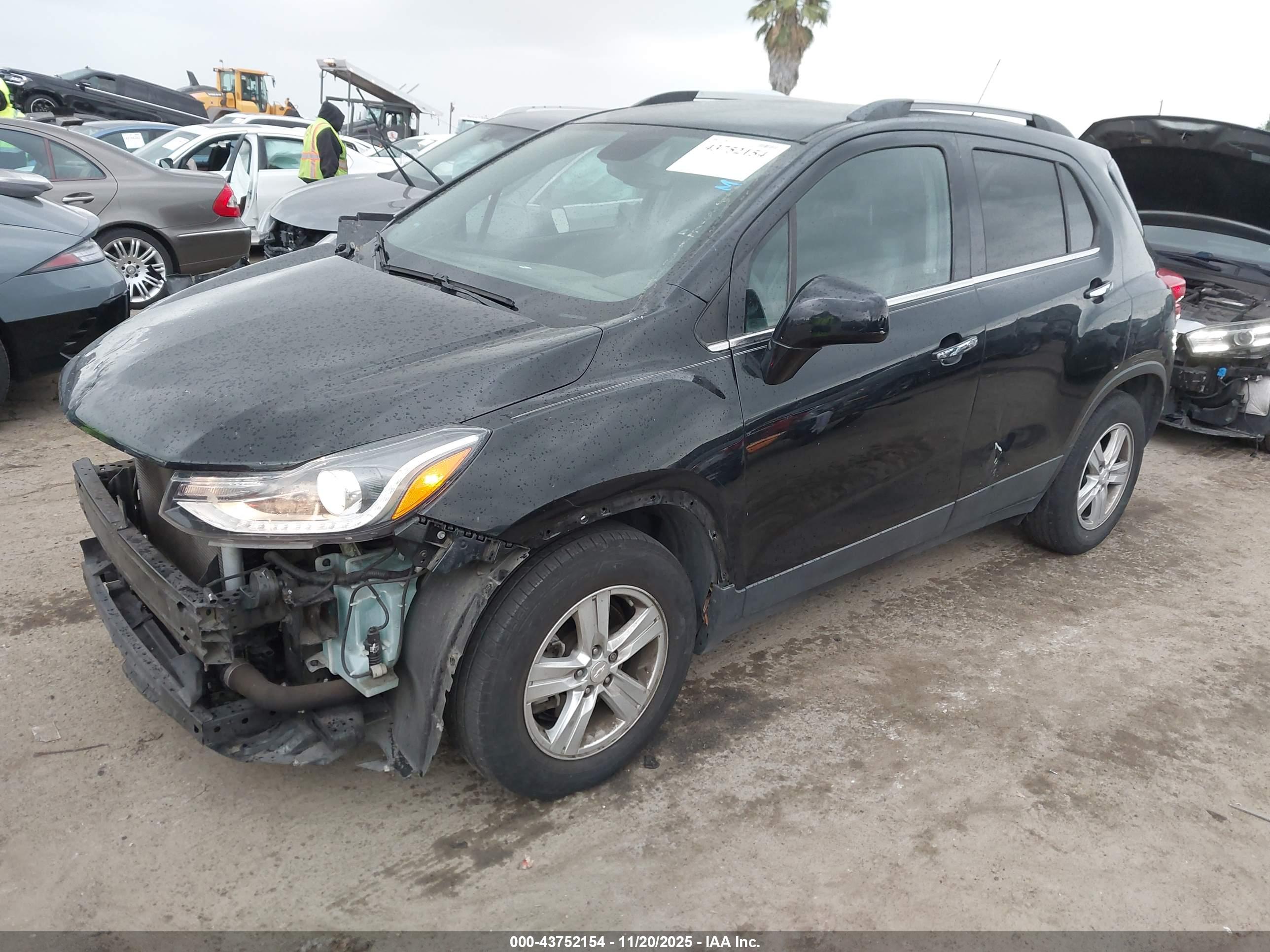 CHEVROLET TRAX image 2