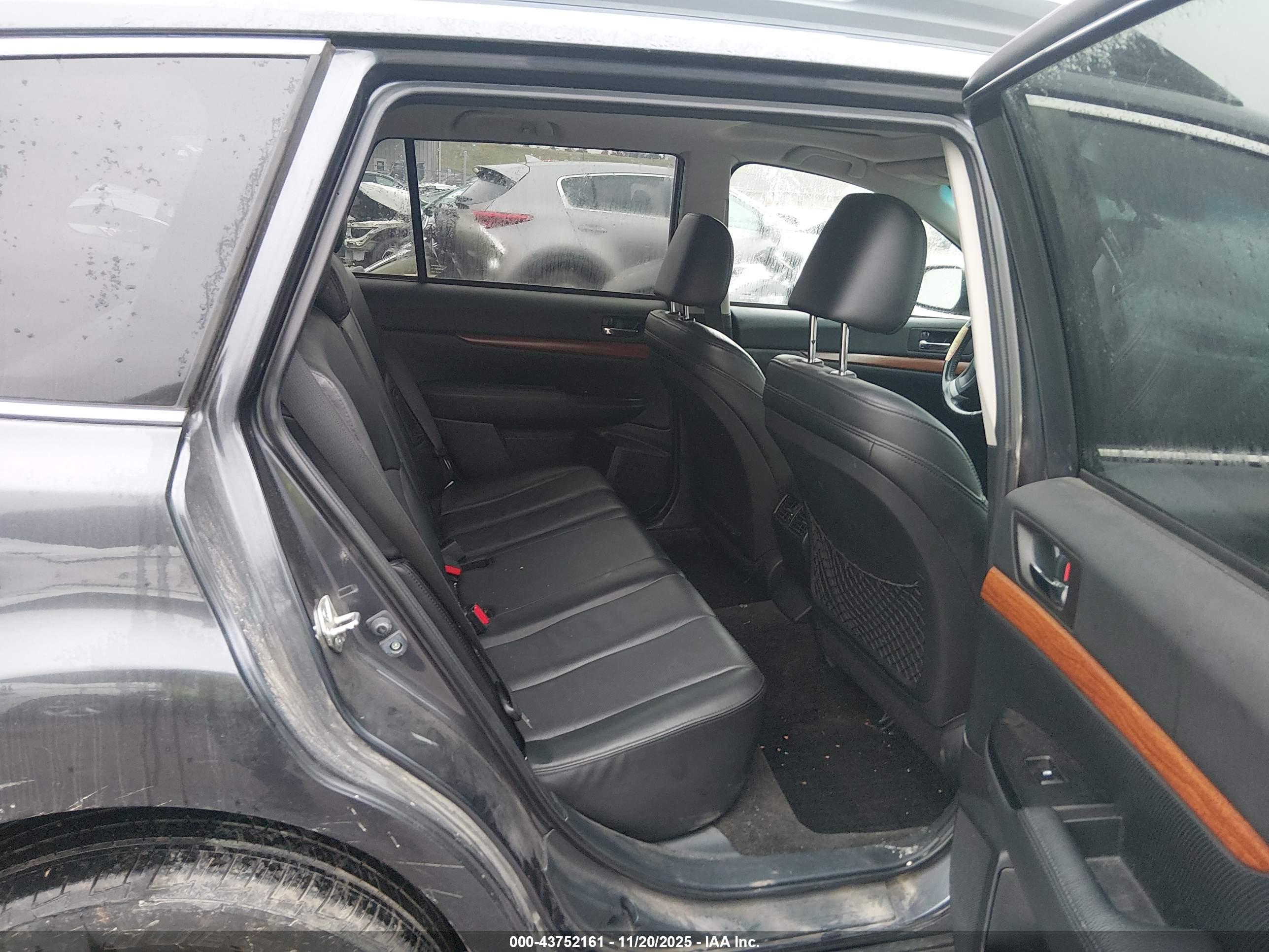 SUBARU OUTBACK image 8