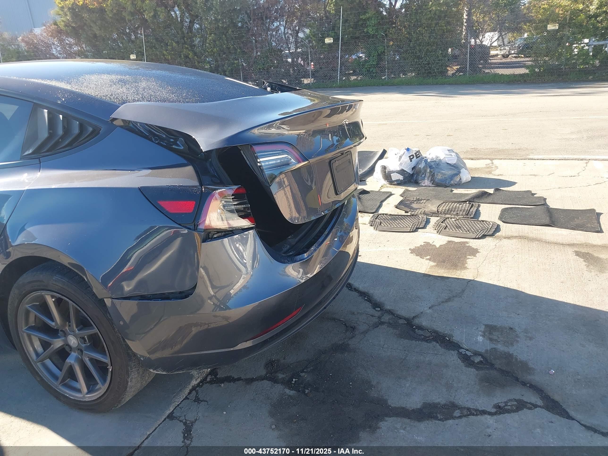 TESLA MODEL image 6