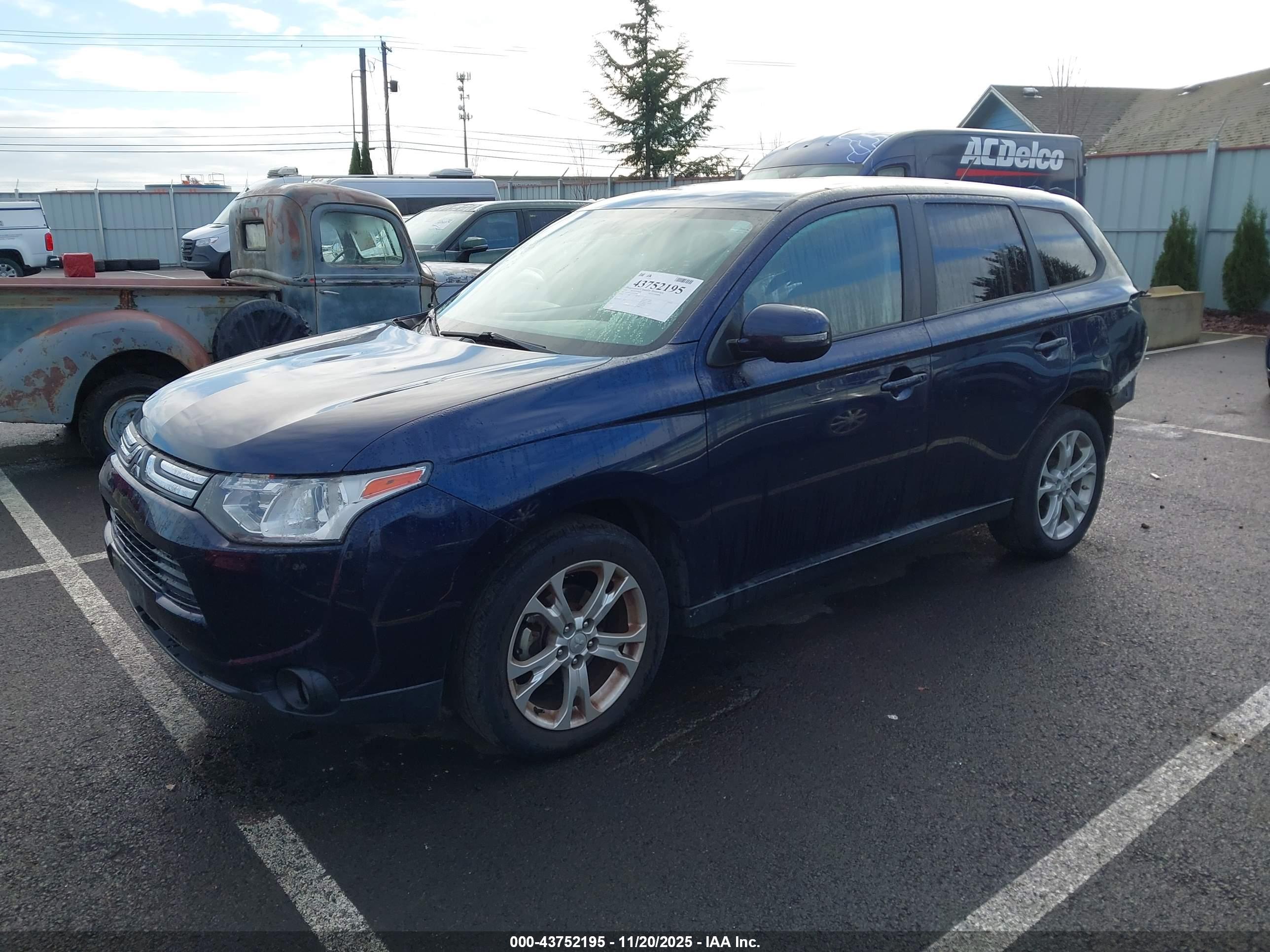 MITSUBISHI OUTLANDER image 2