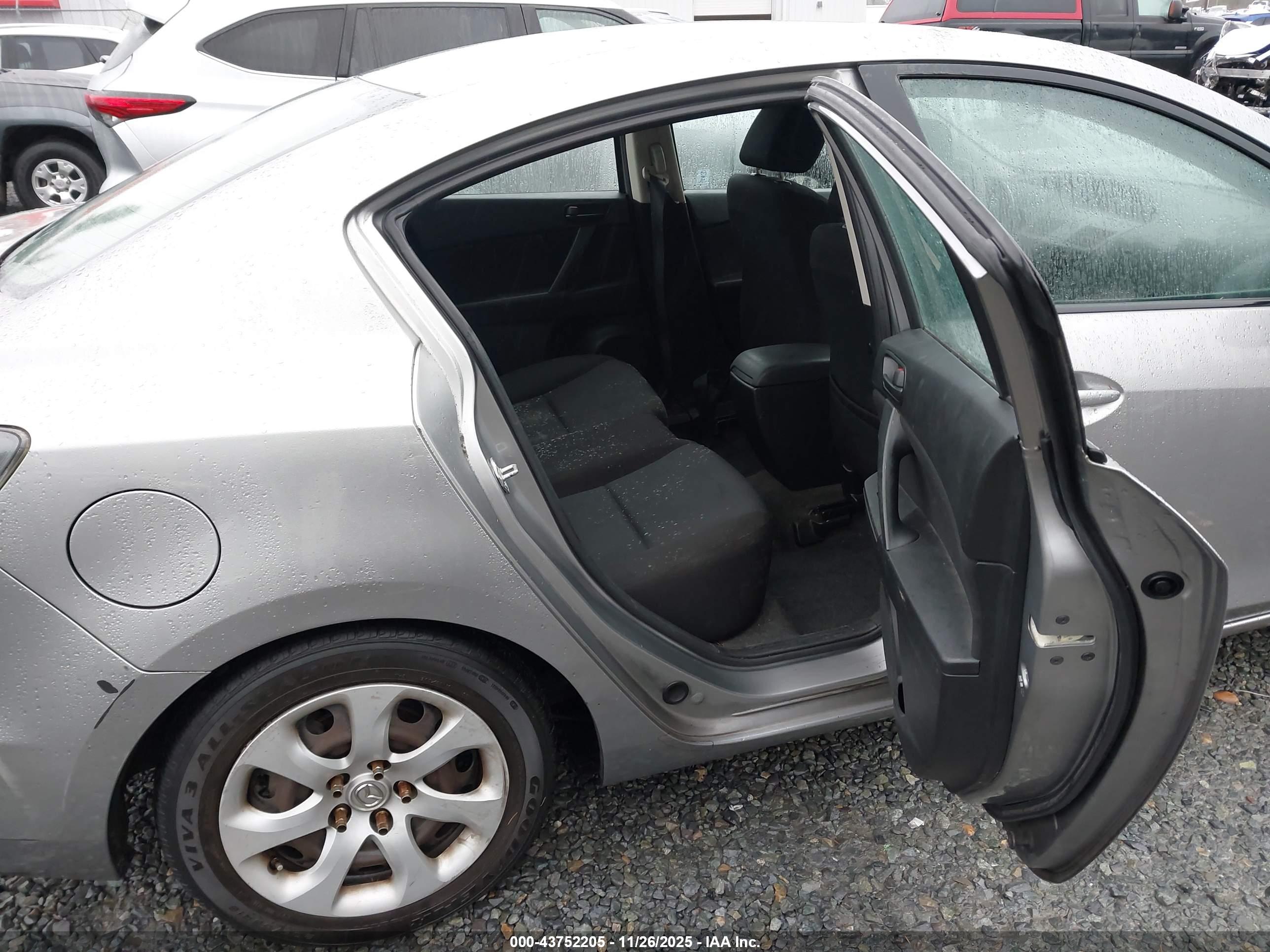 MAZDA MAZDA3 image 8