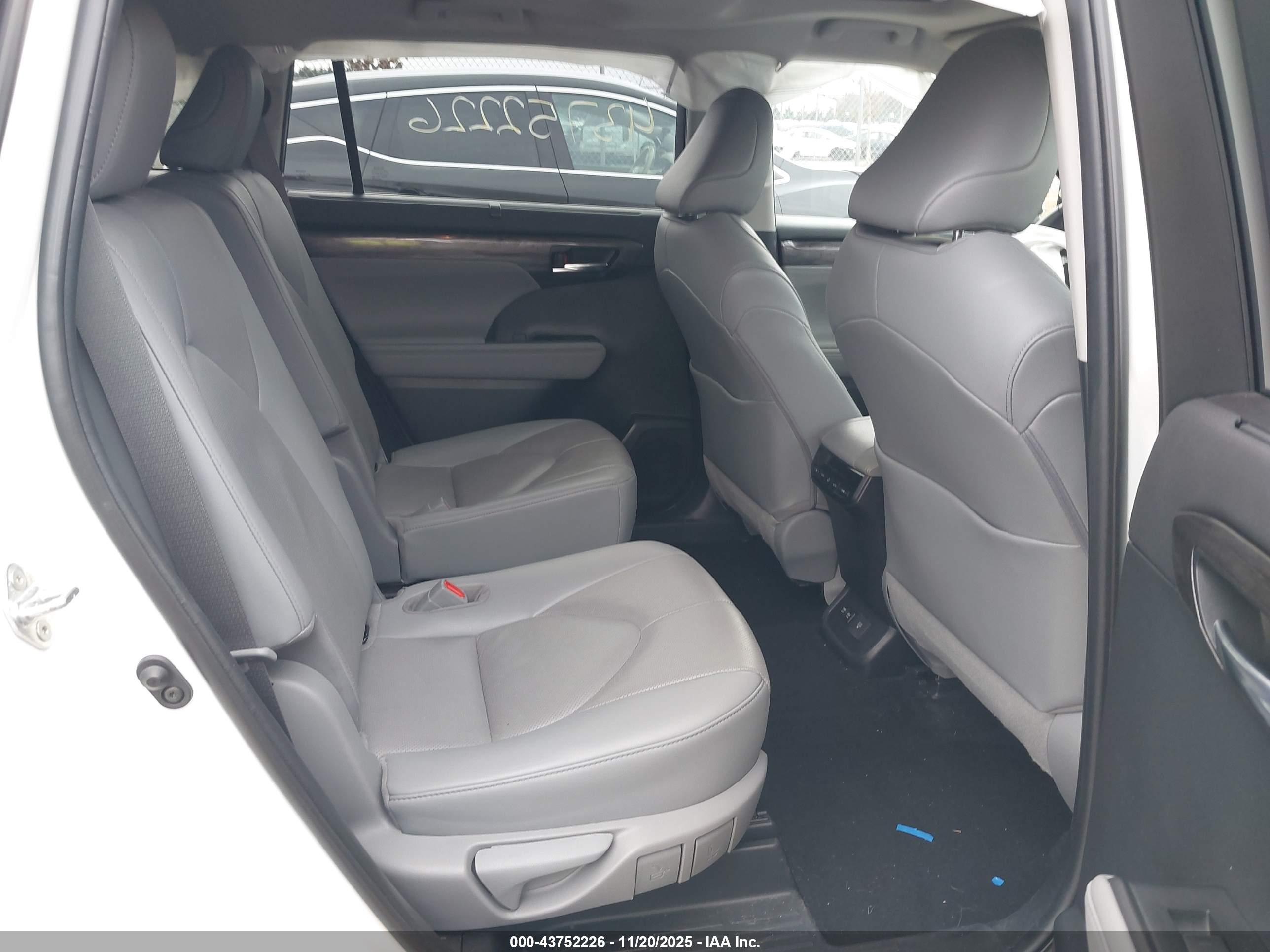 TOYOTA HIGHLANDER image 8