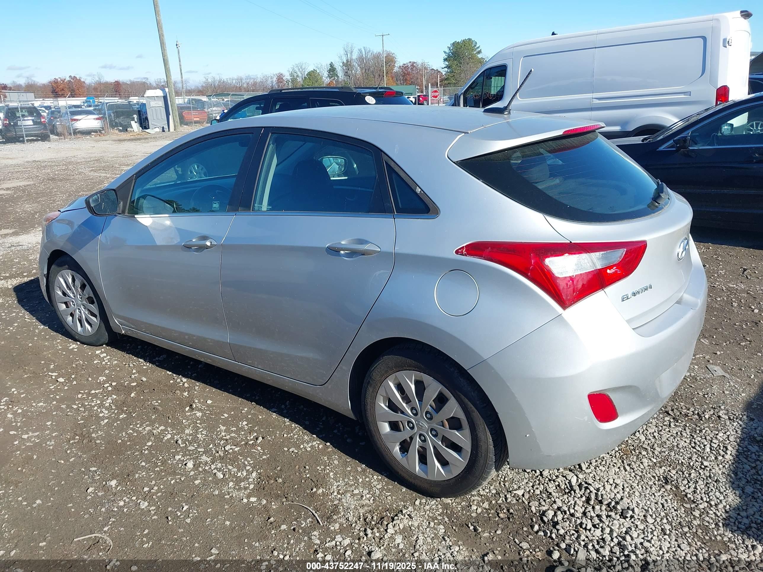 HYUNDAI ELANTRA image 3