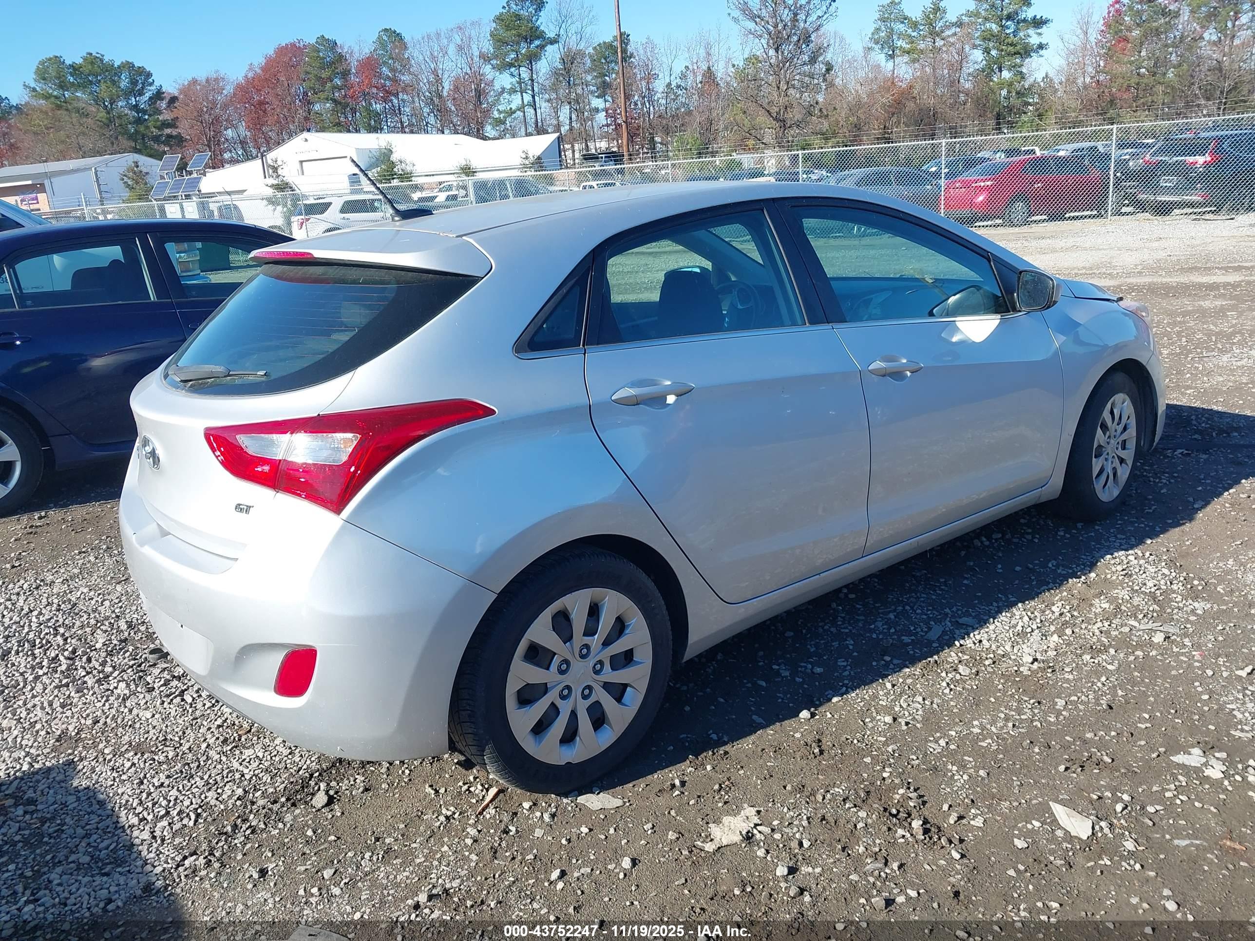 HYUNDAI ELANTRA image 4